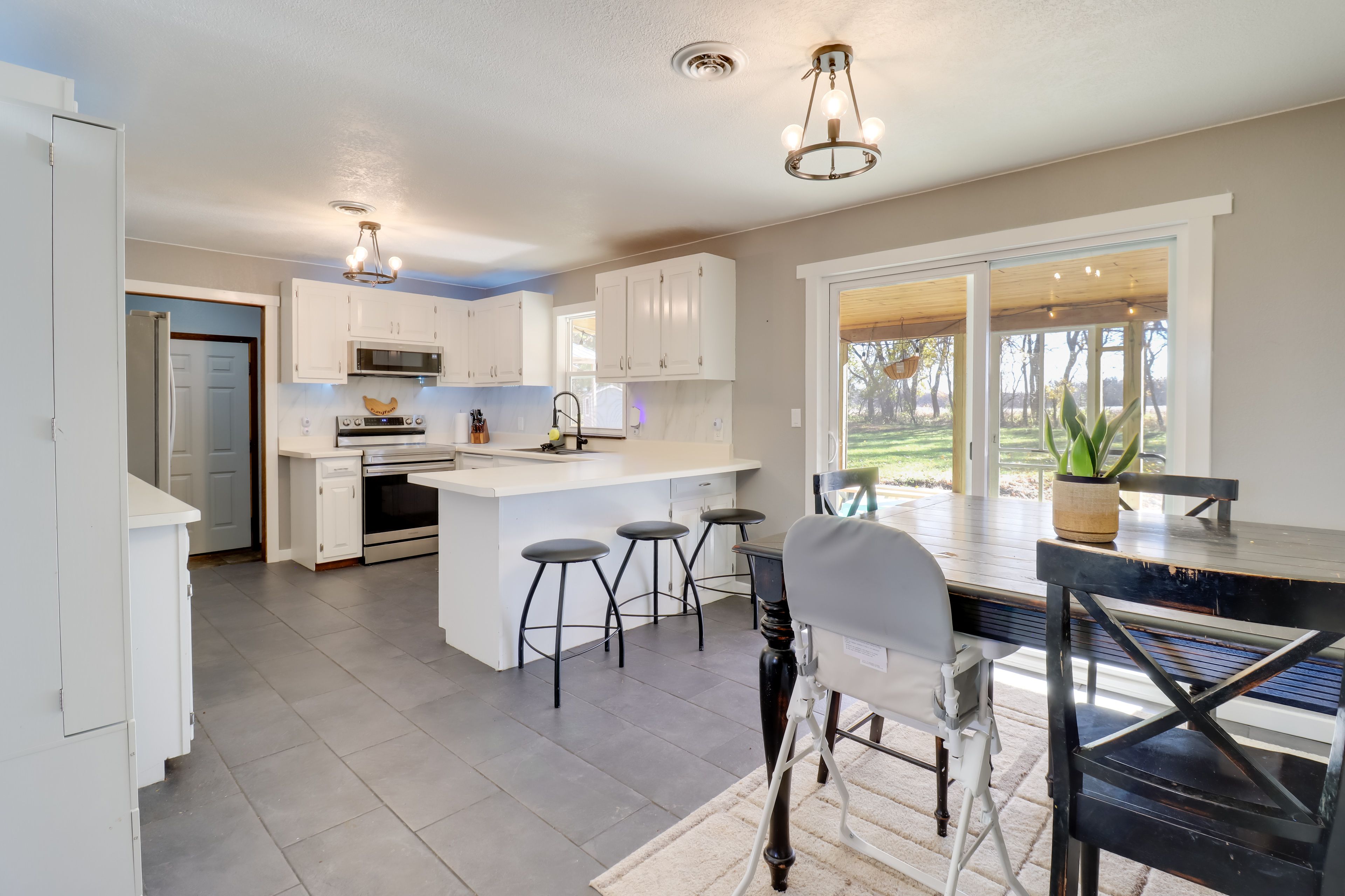 Kitchen & Dining Area | Main Level | Dishware & Flatware Provided