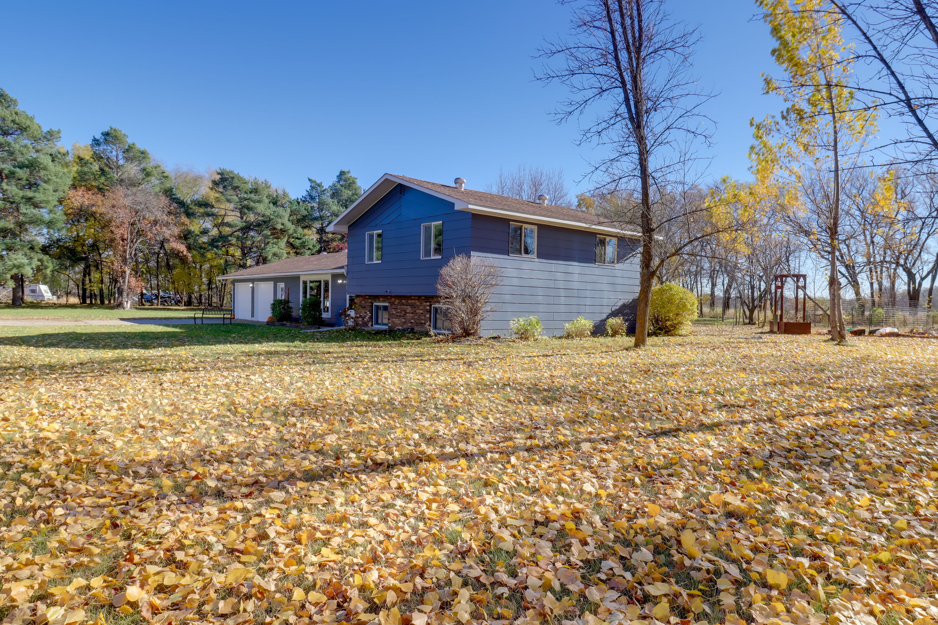Parking | Garage (2 Vehicles) | Driveway (8 Vehicles) | Trailer Parking