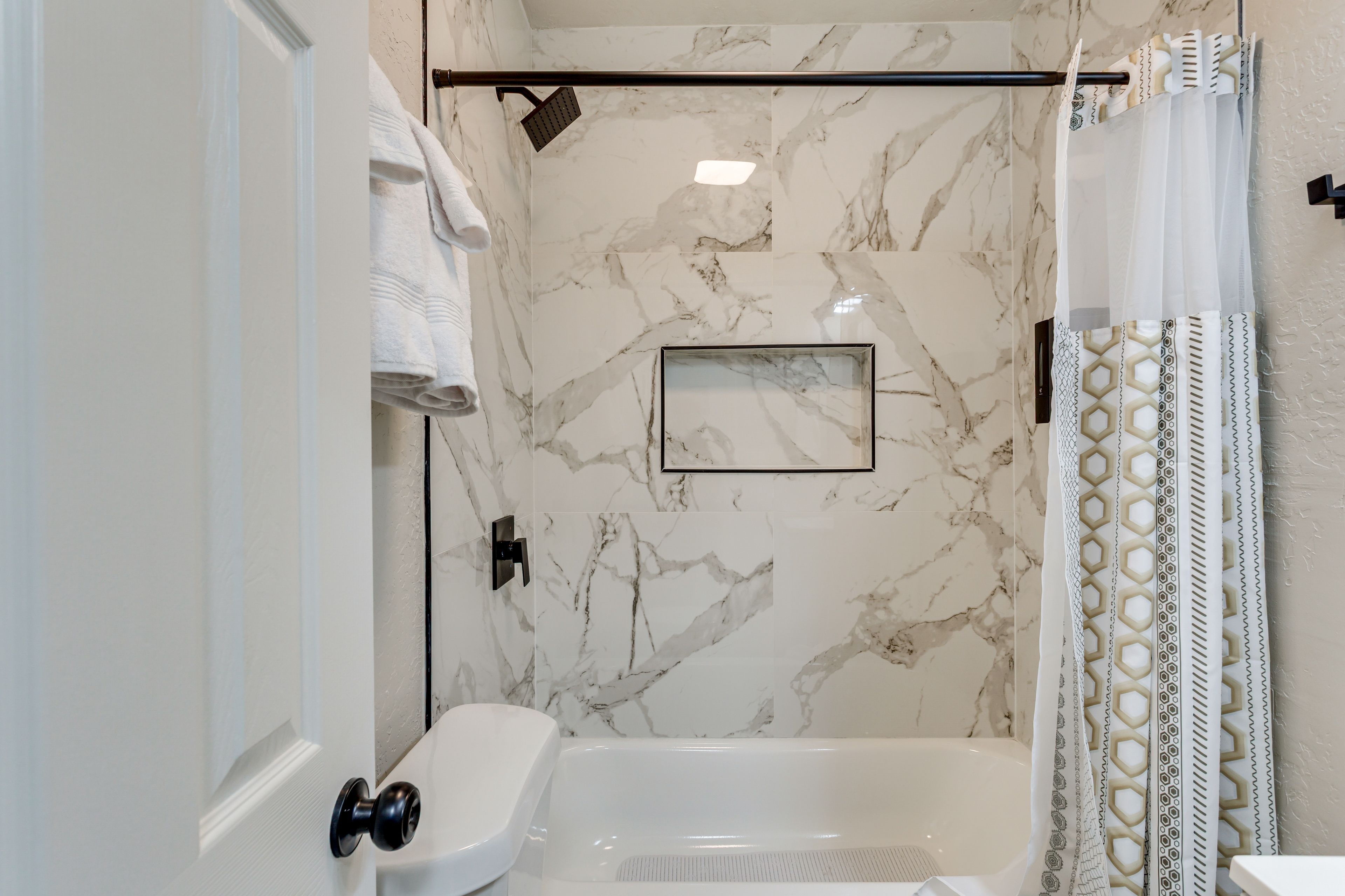 Full Bathroom | Complimentary Toiletries