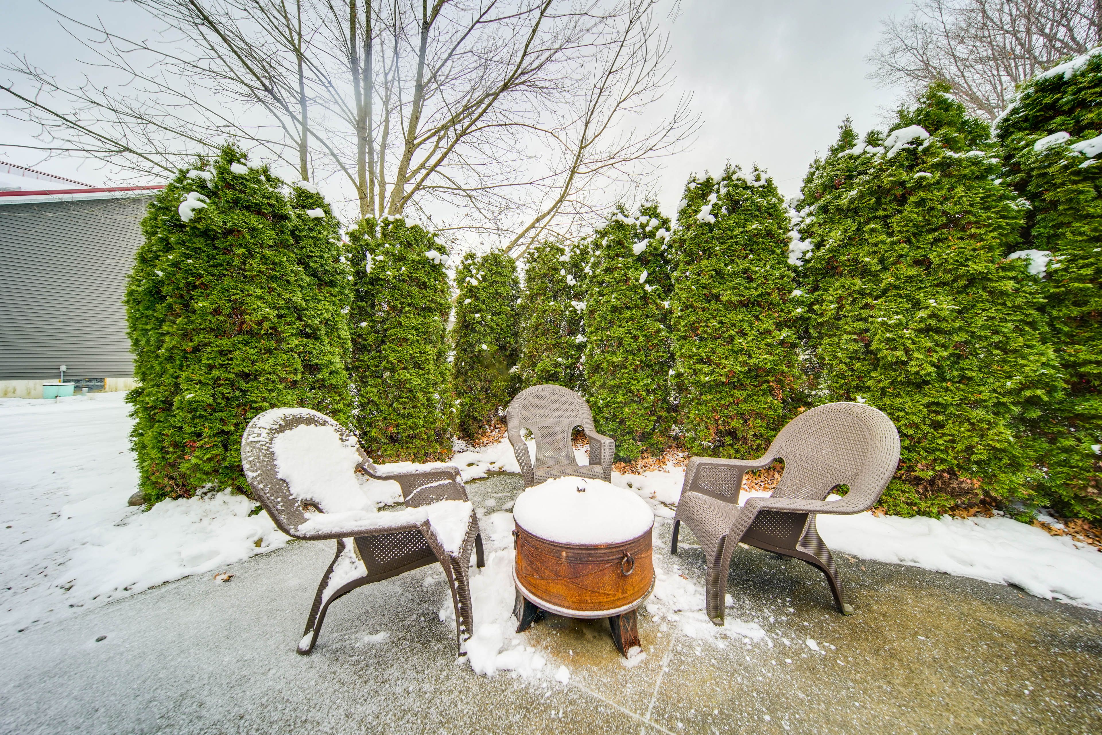 Patio | Wood-Burning Fire Pit | Charcoal Grill | 6-Person Dining Set | Games