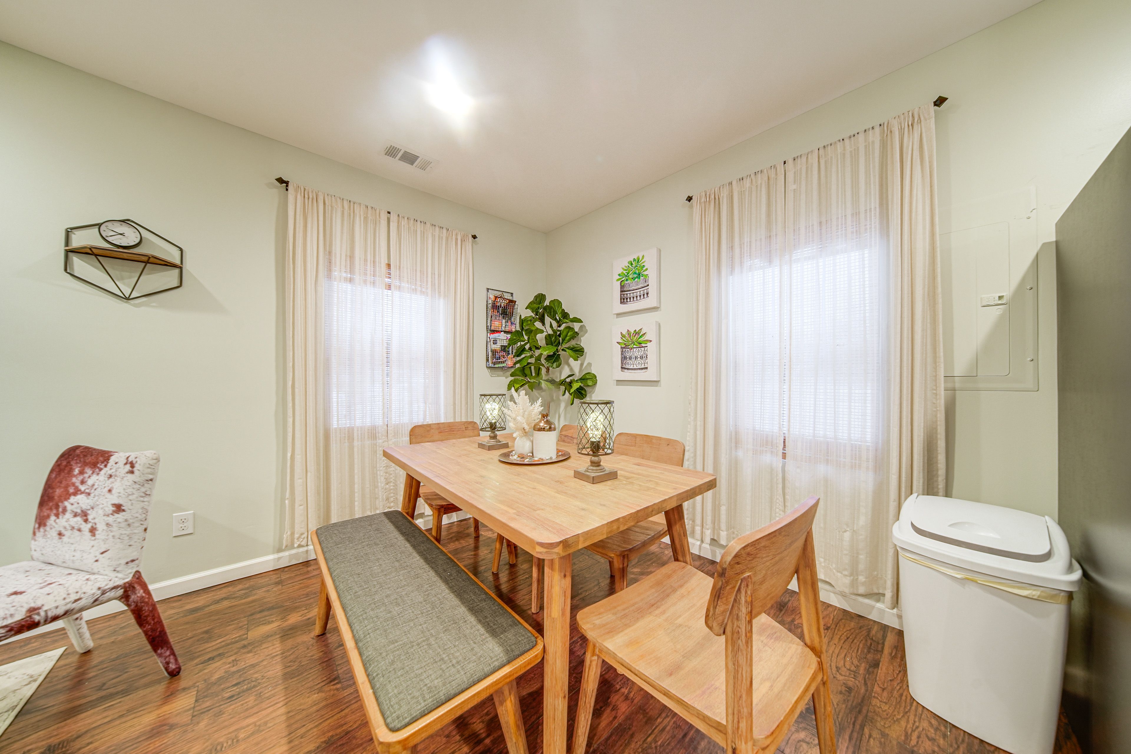 Dining Table | Dishware & Flatware