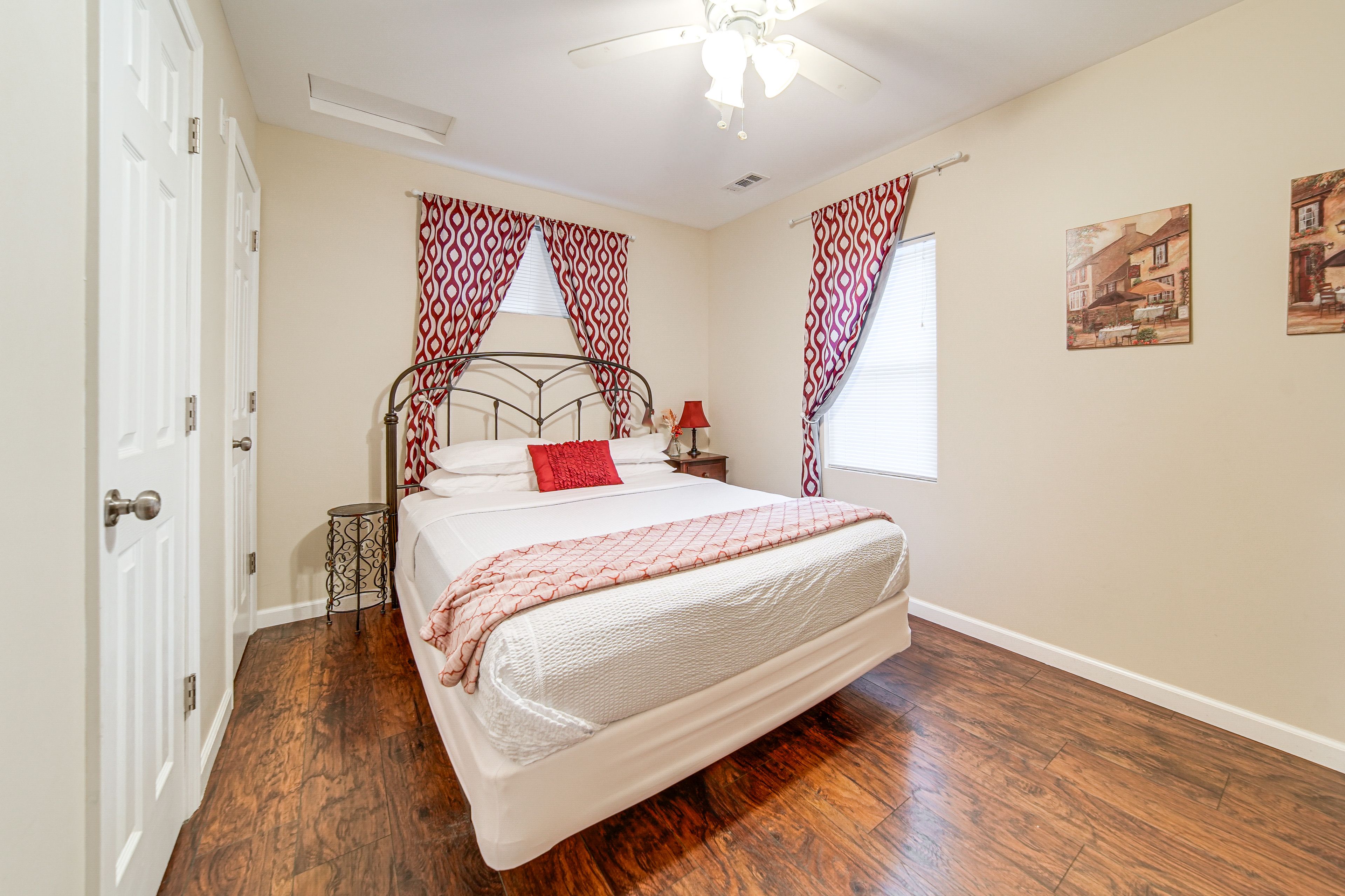 Bedroom 1 | Queen Bed