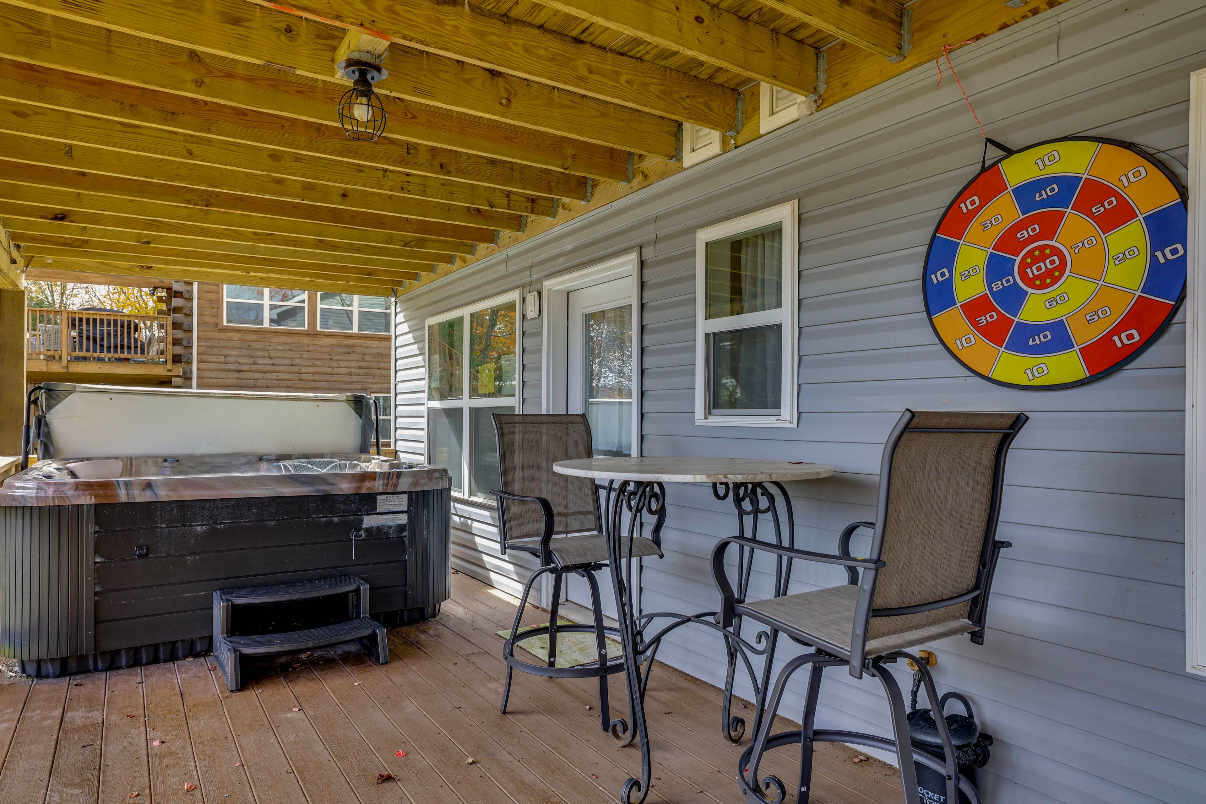 Deck | Hot Tub | Gas Grill | Outdoor Dining Set