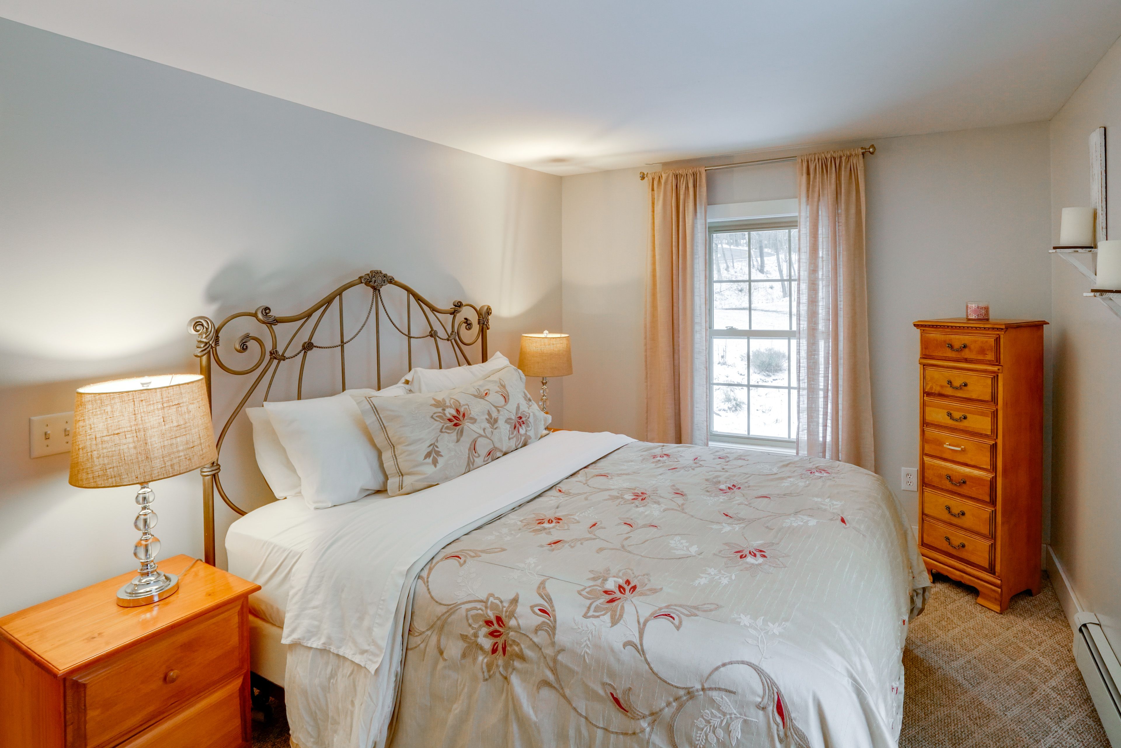 Bedroom 1 | Main Level | Queen Bed | Linens Provided