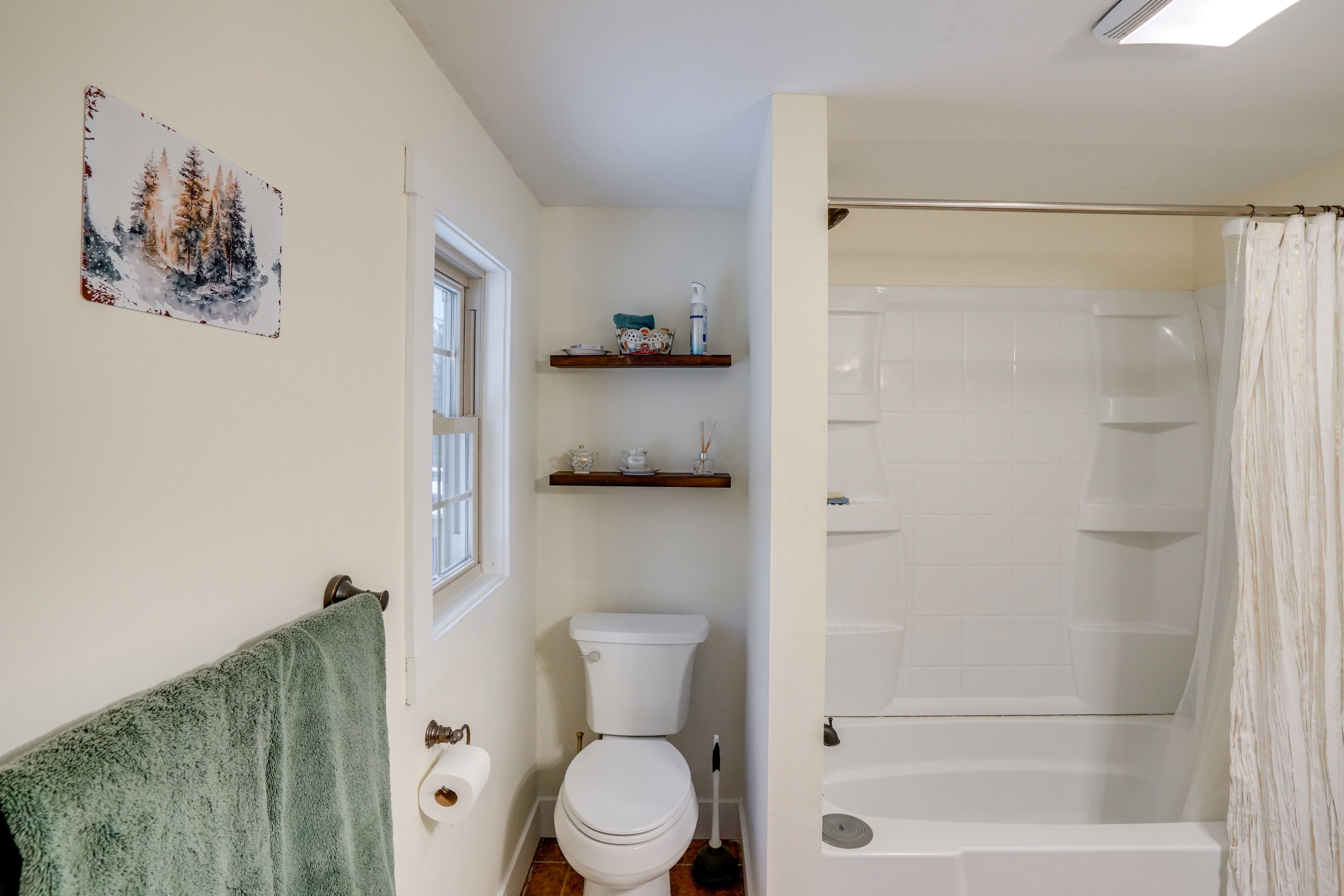 Full Bathroom | Main Level | Complimentary Toiletries | Towels Provided