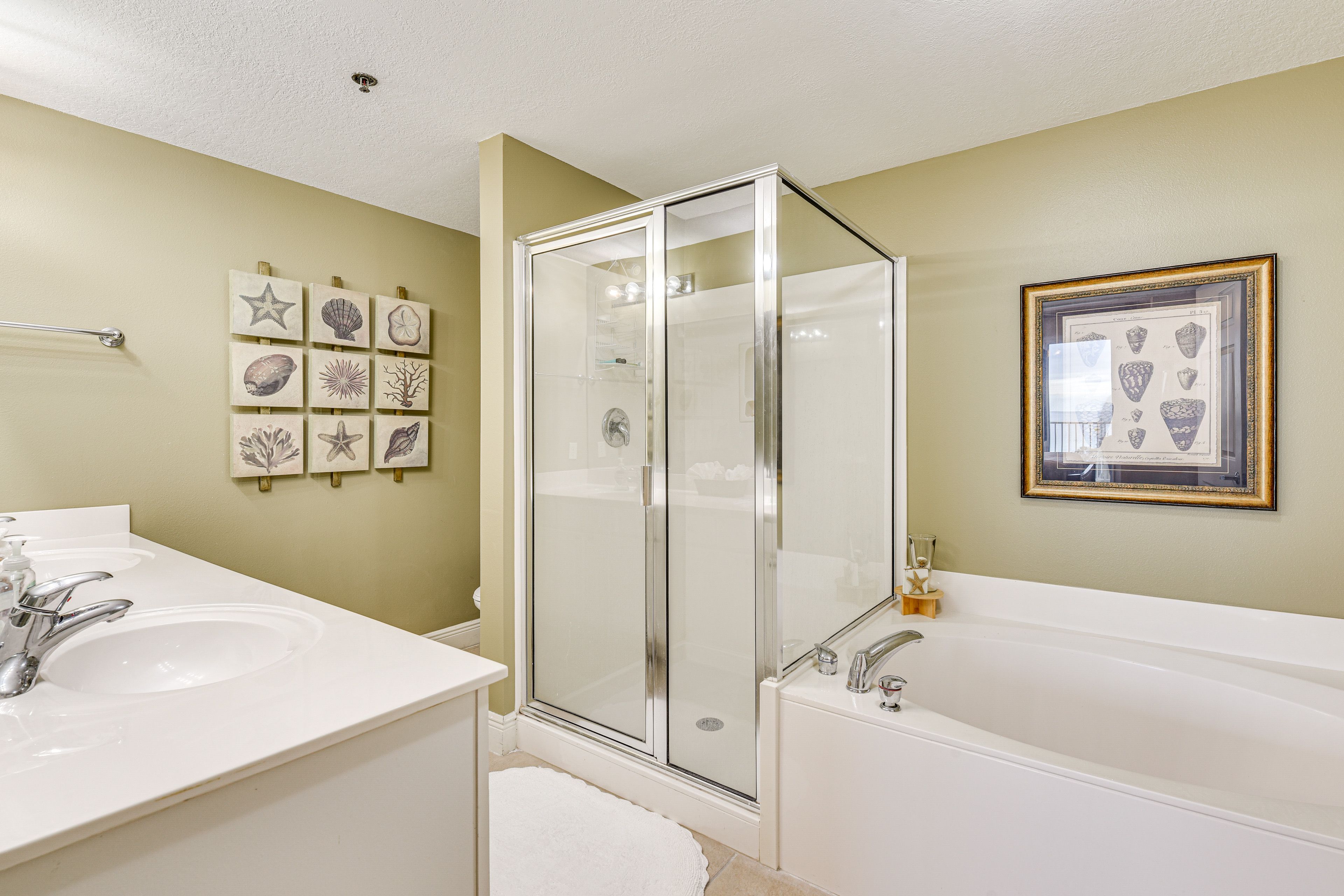 Full Bathroom | Towels Provided