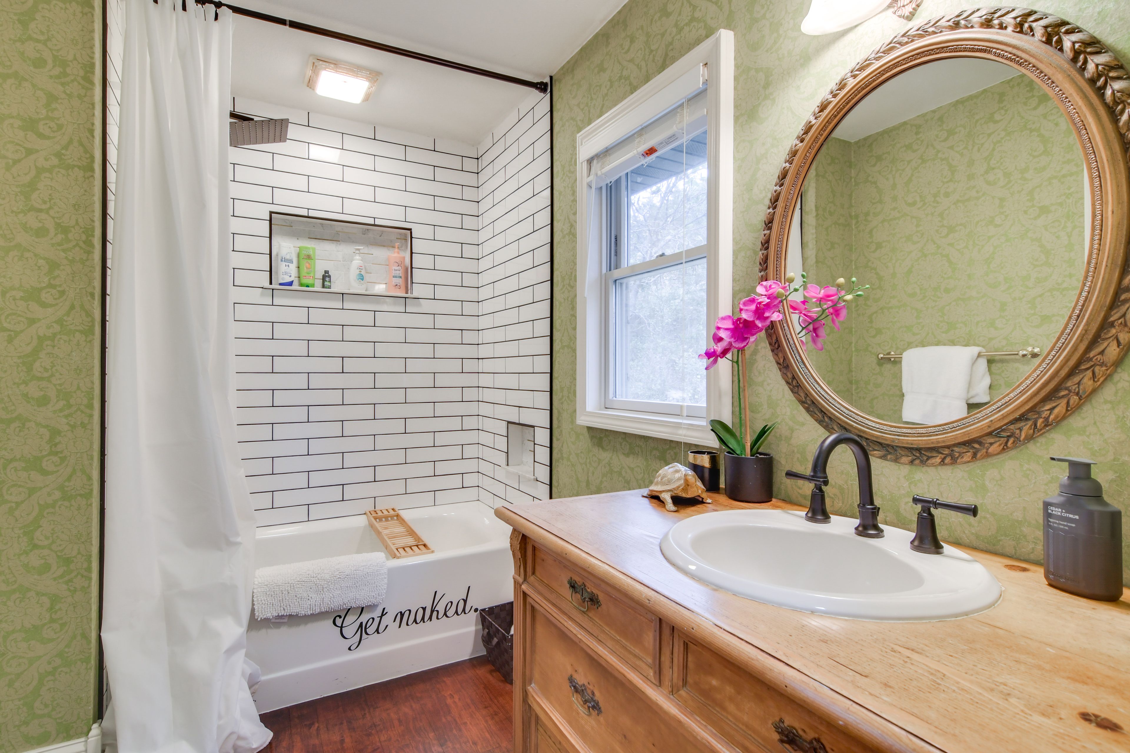 Full Bathroom | 1st Floor | Towels Provided