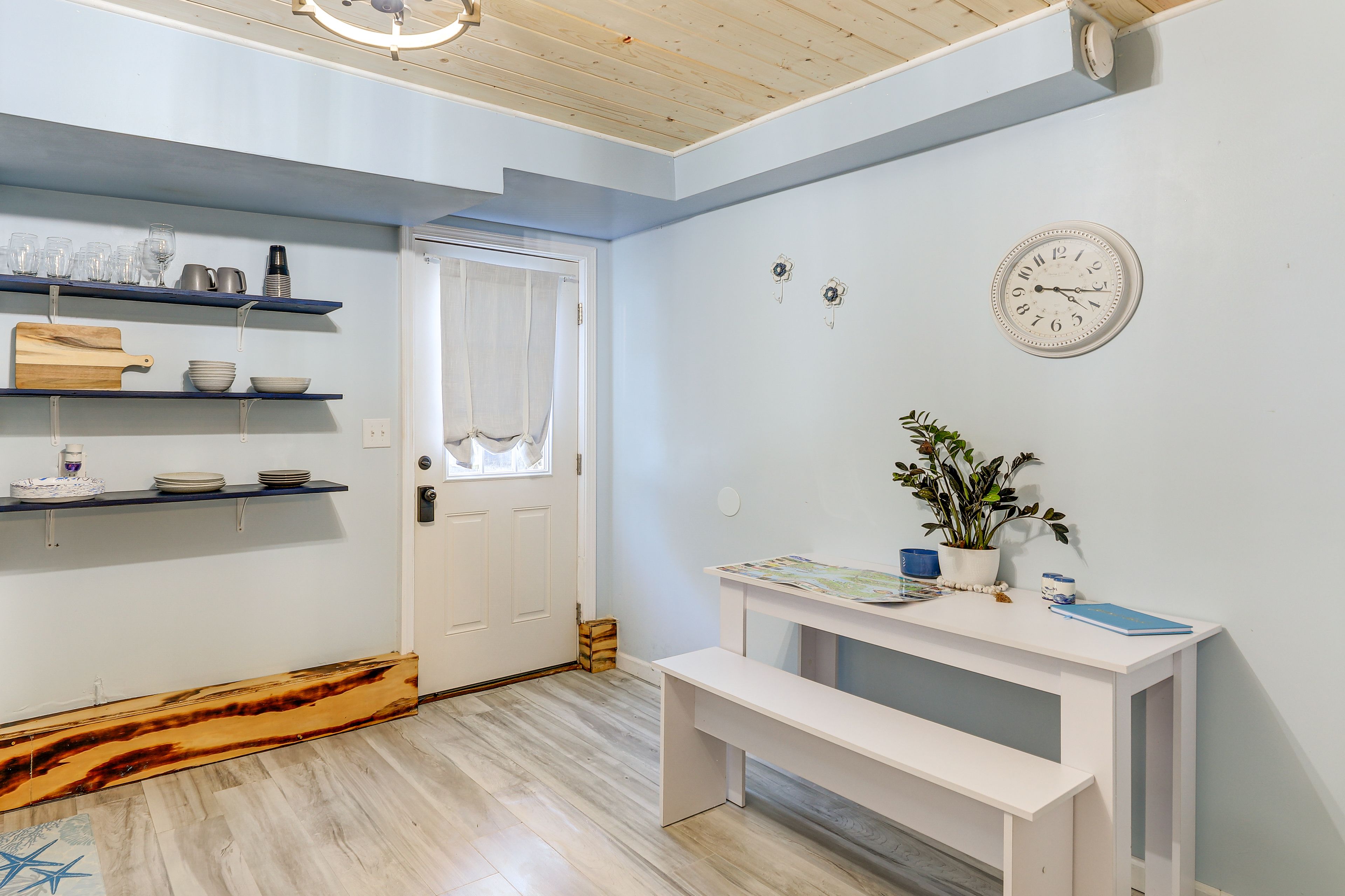 Dining Table | Dishware/Flatware