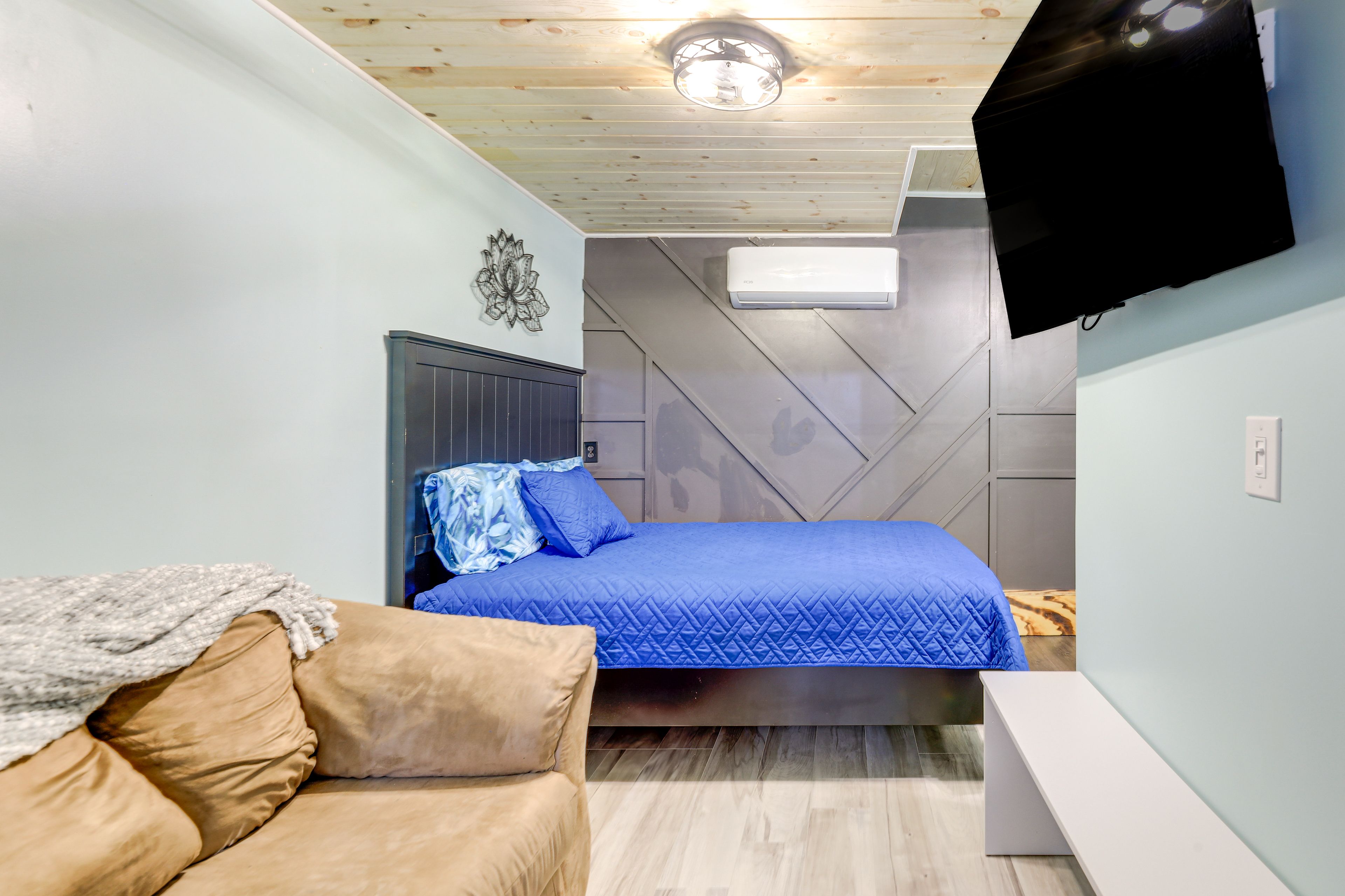 Bedroom | Queen Bed | TV