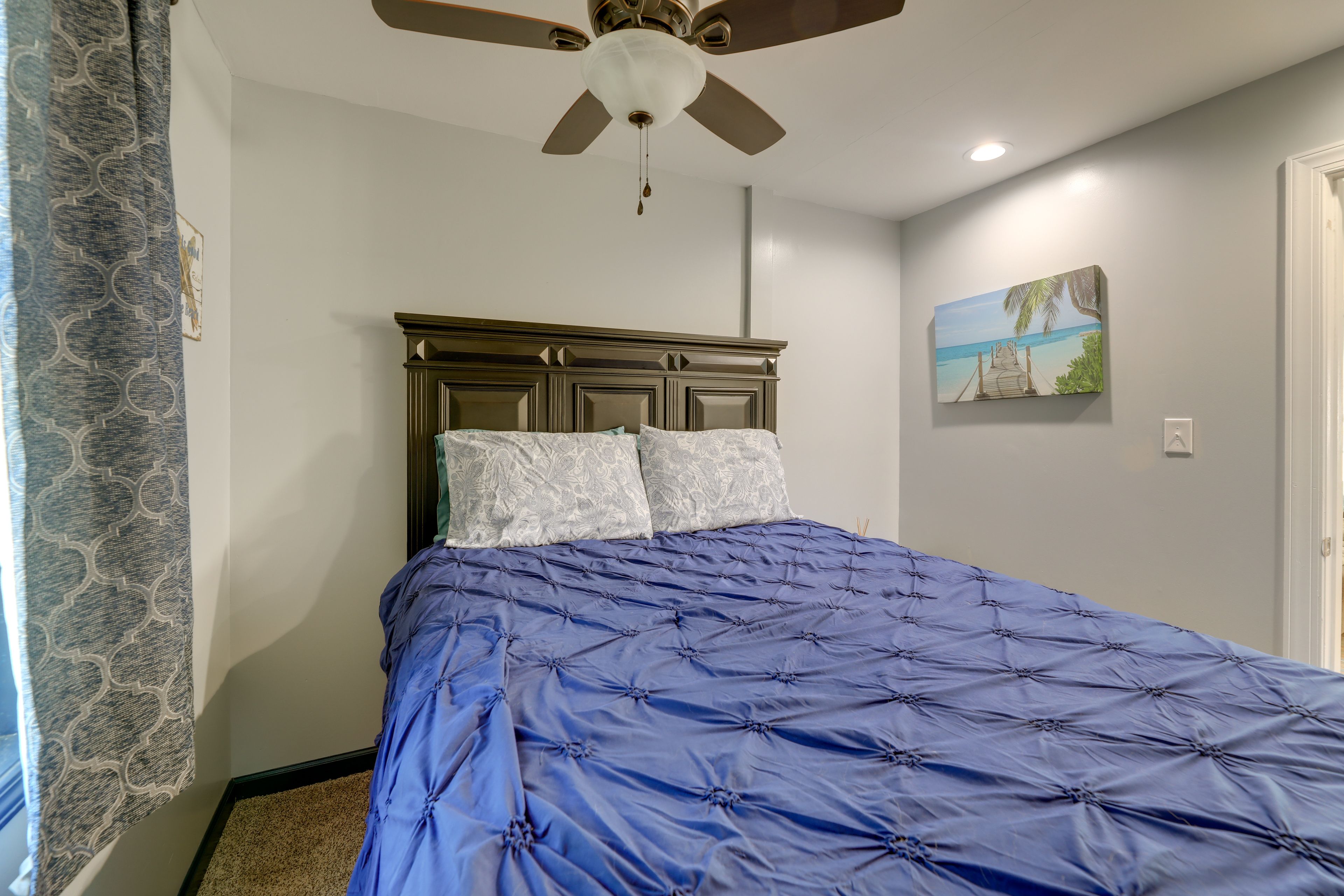 Bedroom 1 | Queen Bed | Smart TV