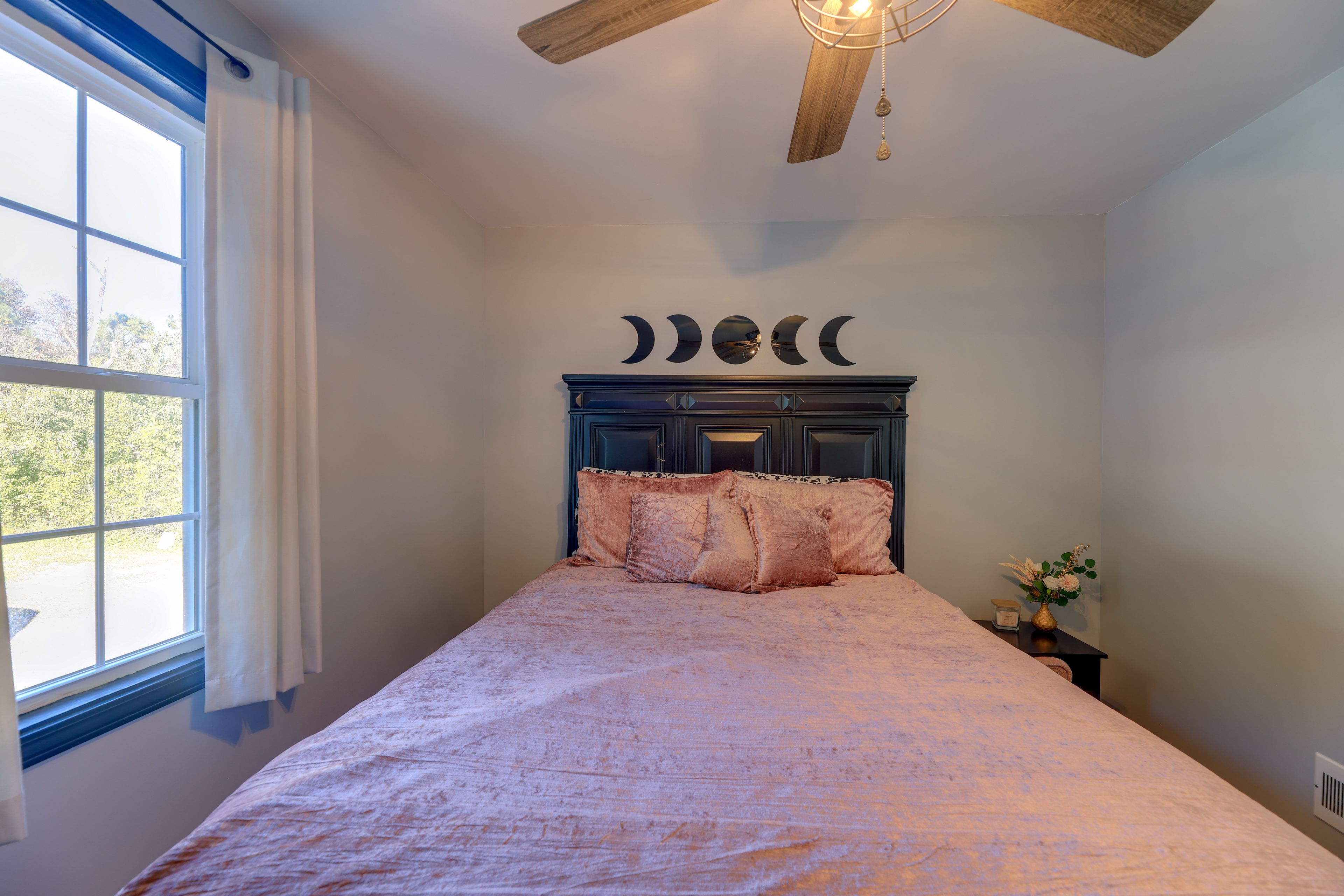 Bedroom 2 | Queen Bed | Smart TV