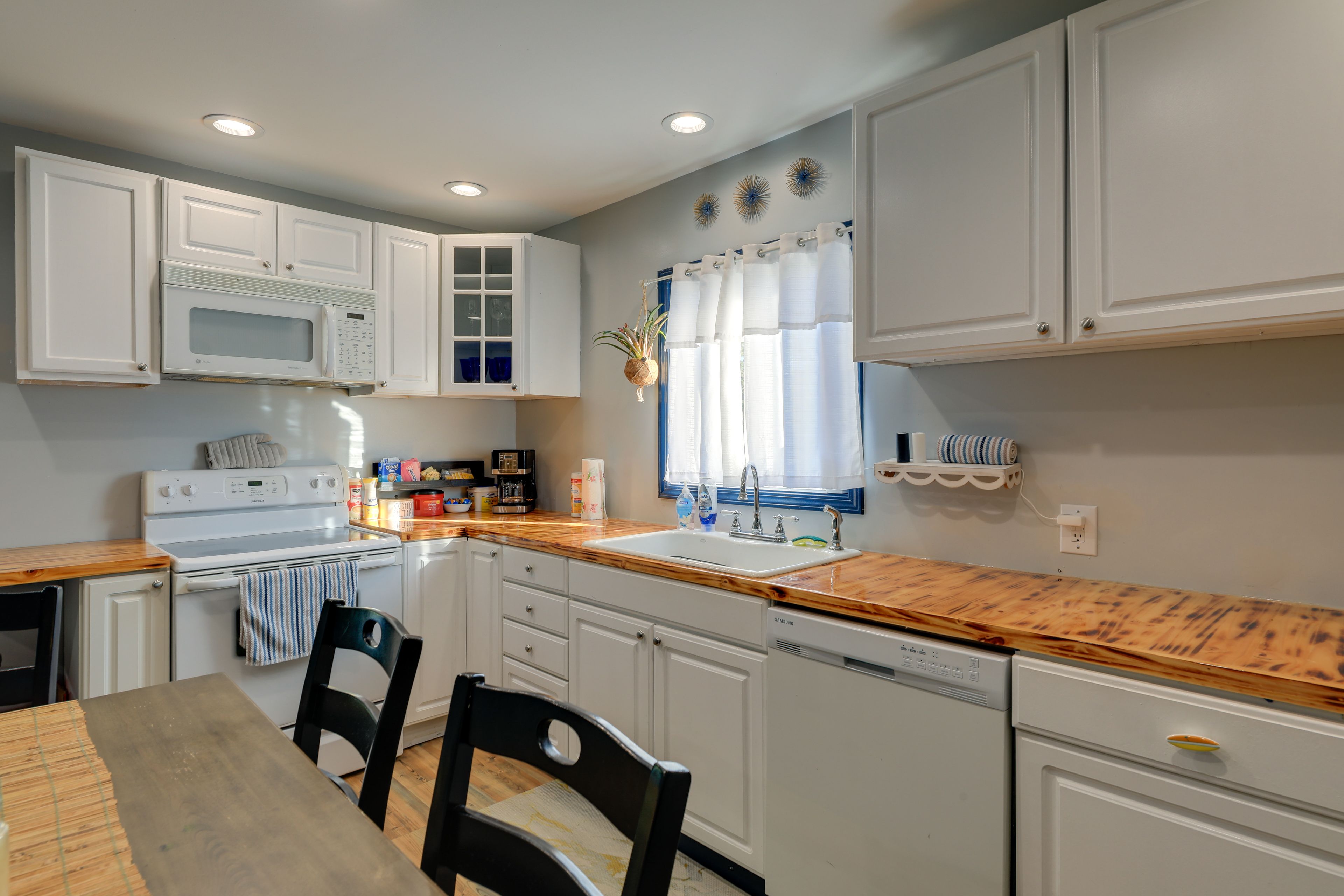 Kitchen | Refrigerator | Toaster Oven | Blender