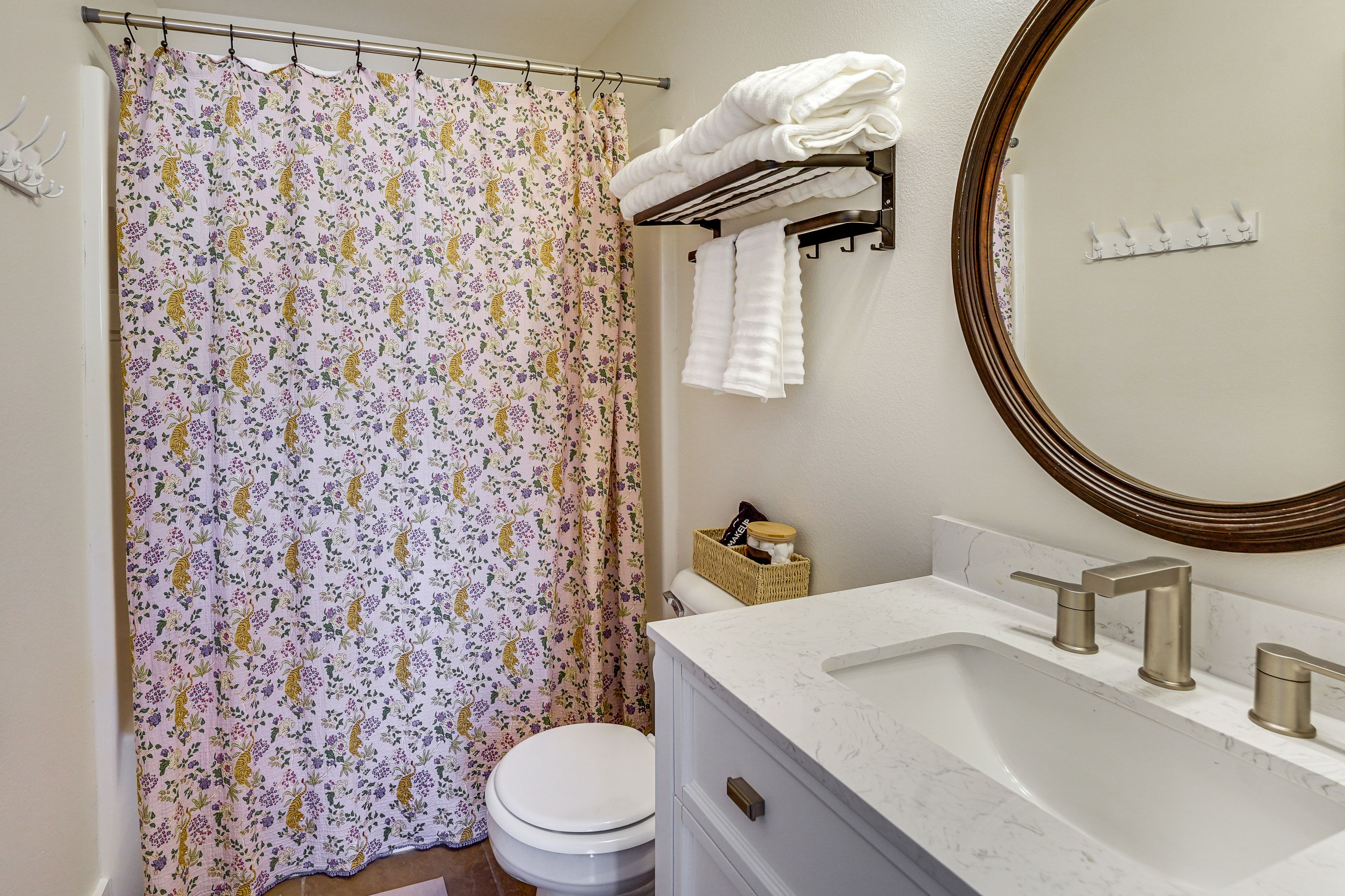 Full Bathroom | 2nd Floor | Towels Provided
