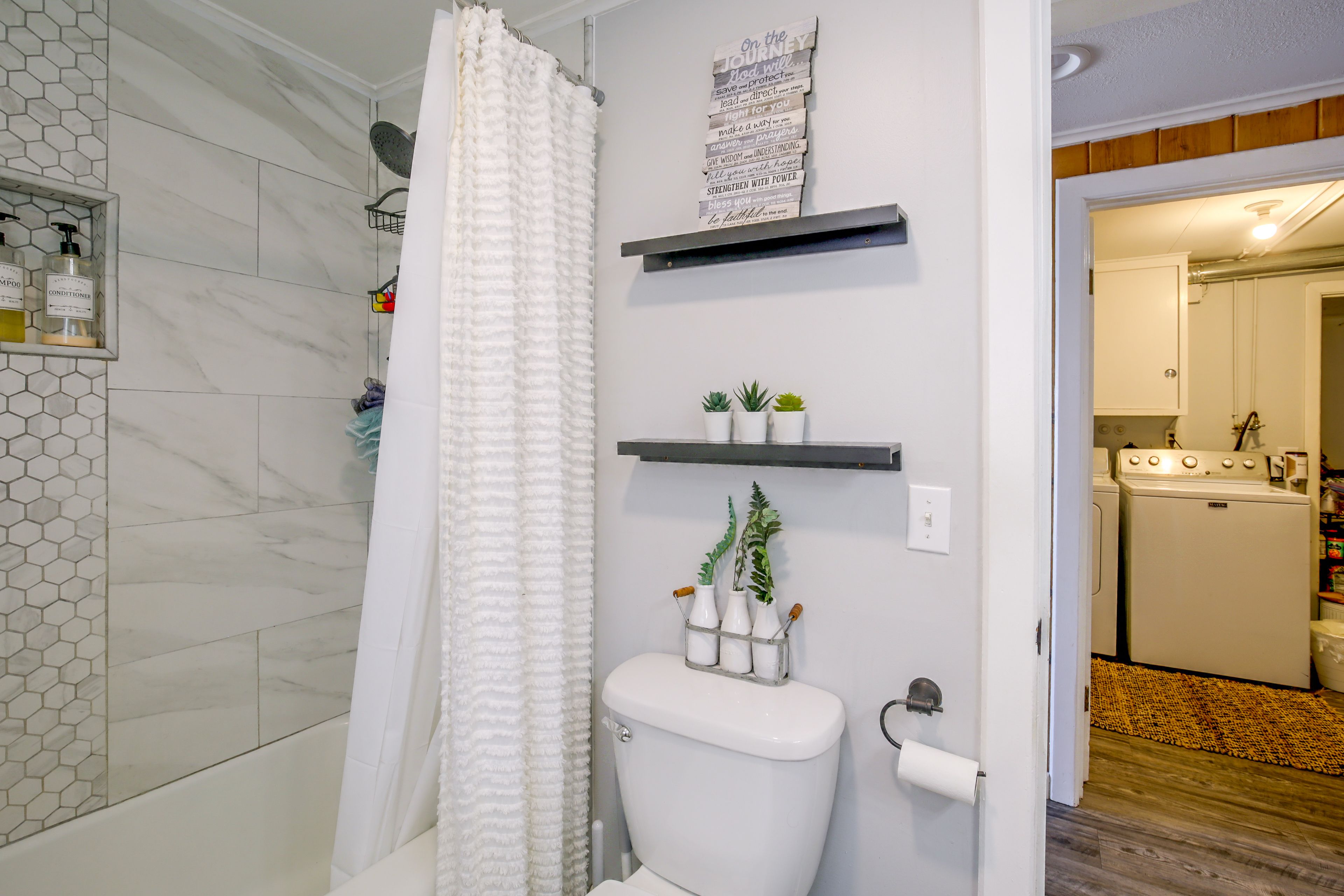 Full Bathroom | 1st Floor