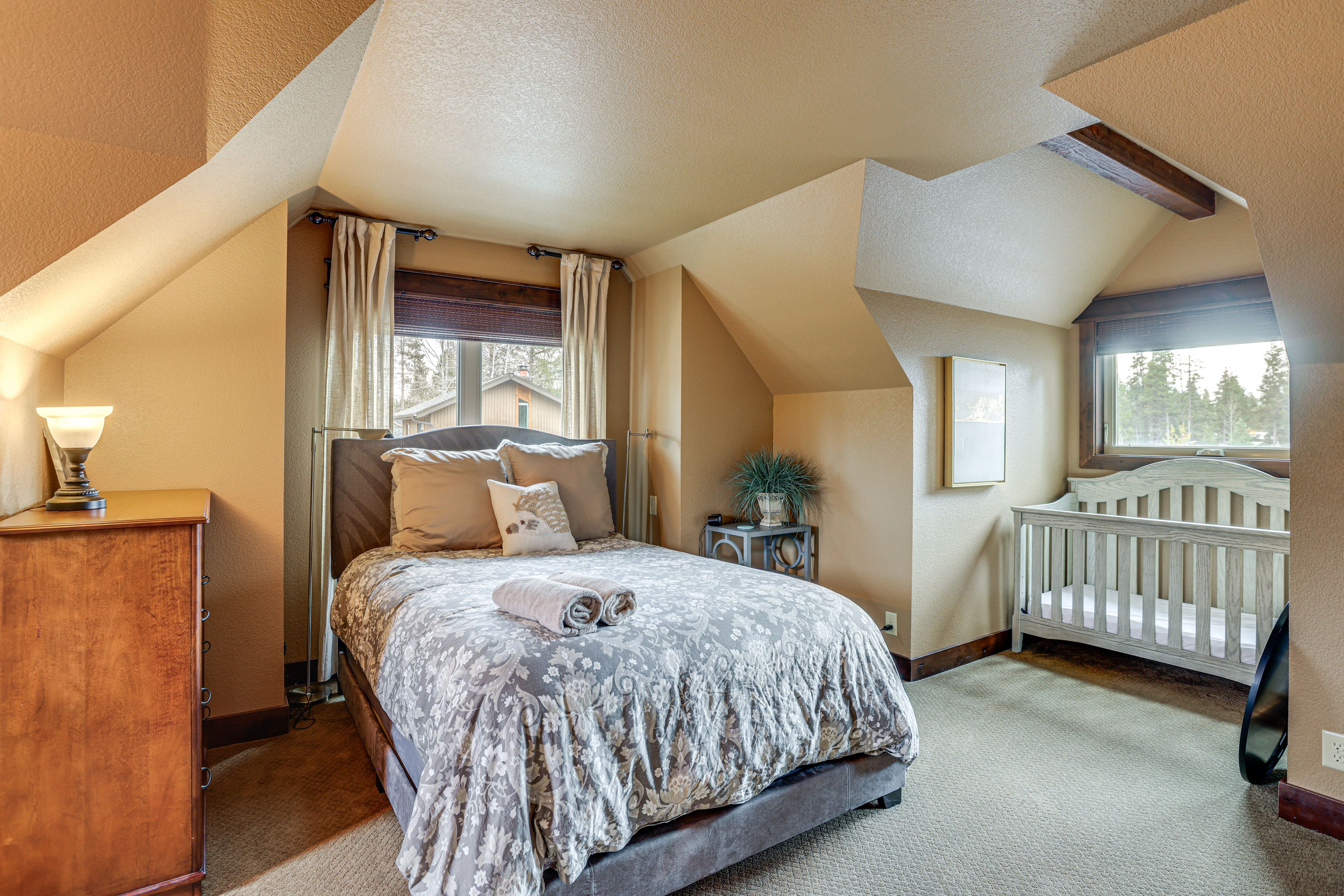 Bedroom 3 | 2nd Floor | Queen Bed | Crib