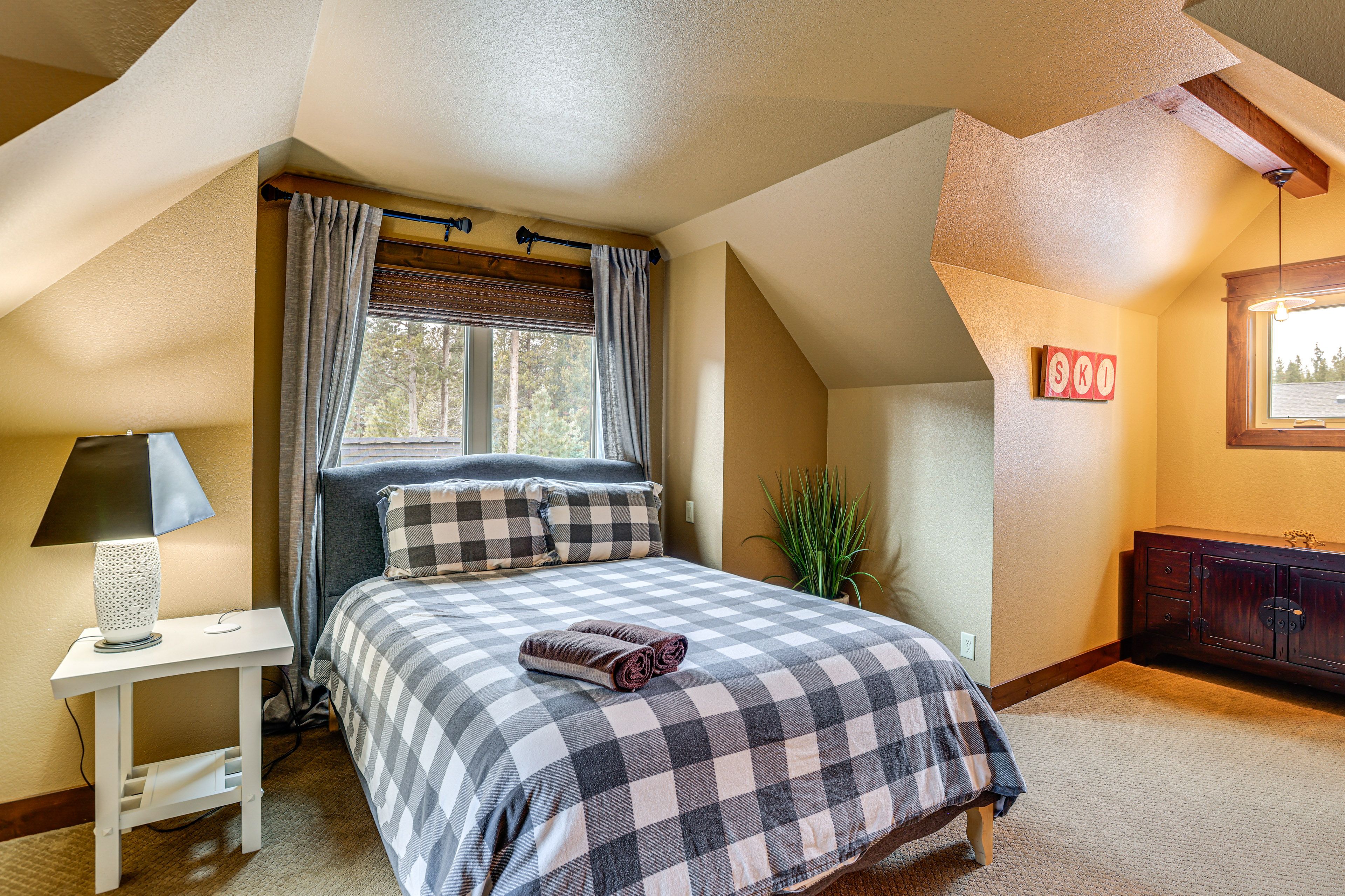 Bedroom 4 | 2nd Floor | Queen Bed