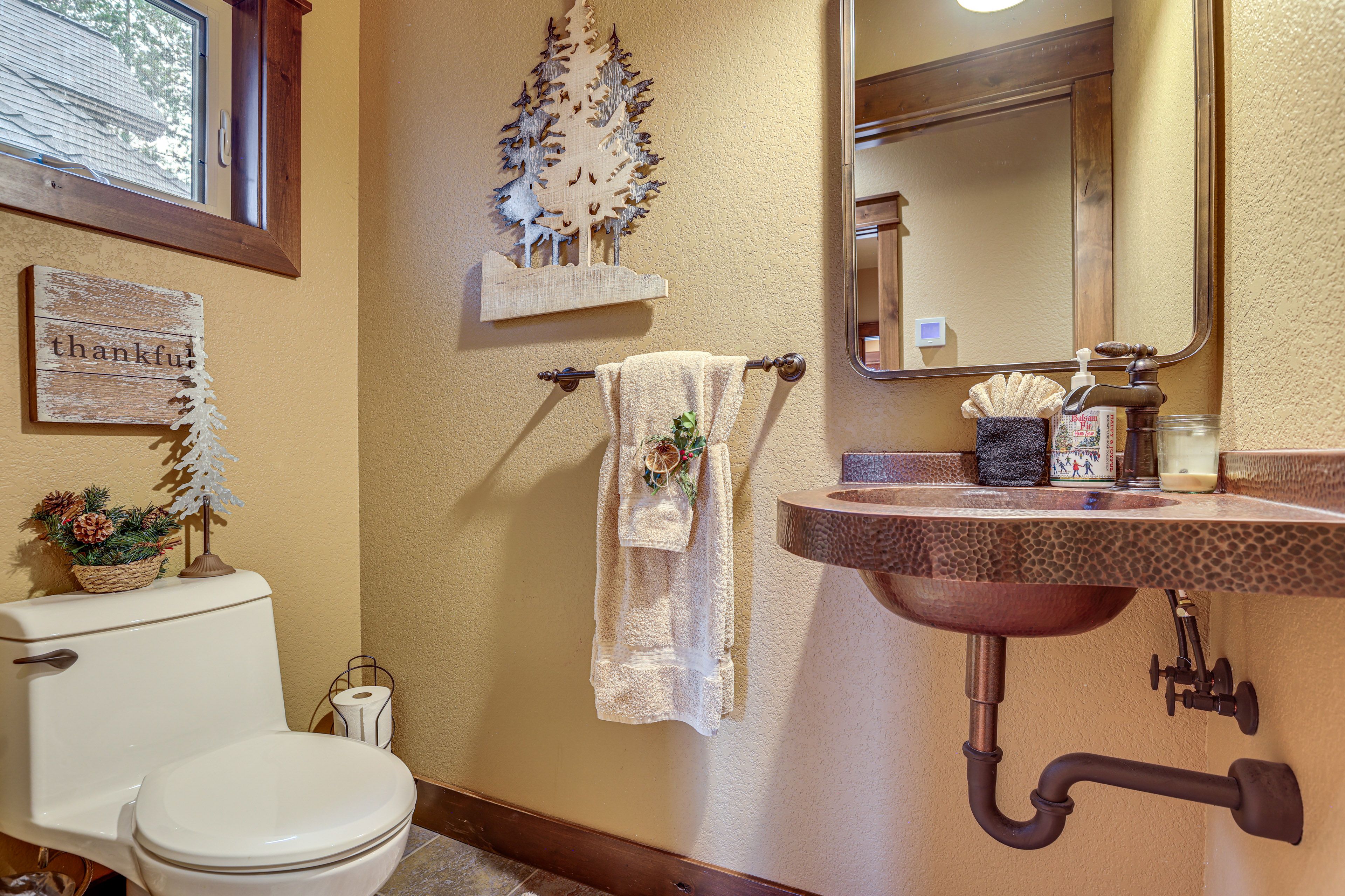 Half Bathroom | 1st Floor | Complimentary Toiletries | Towels Provided