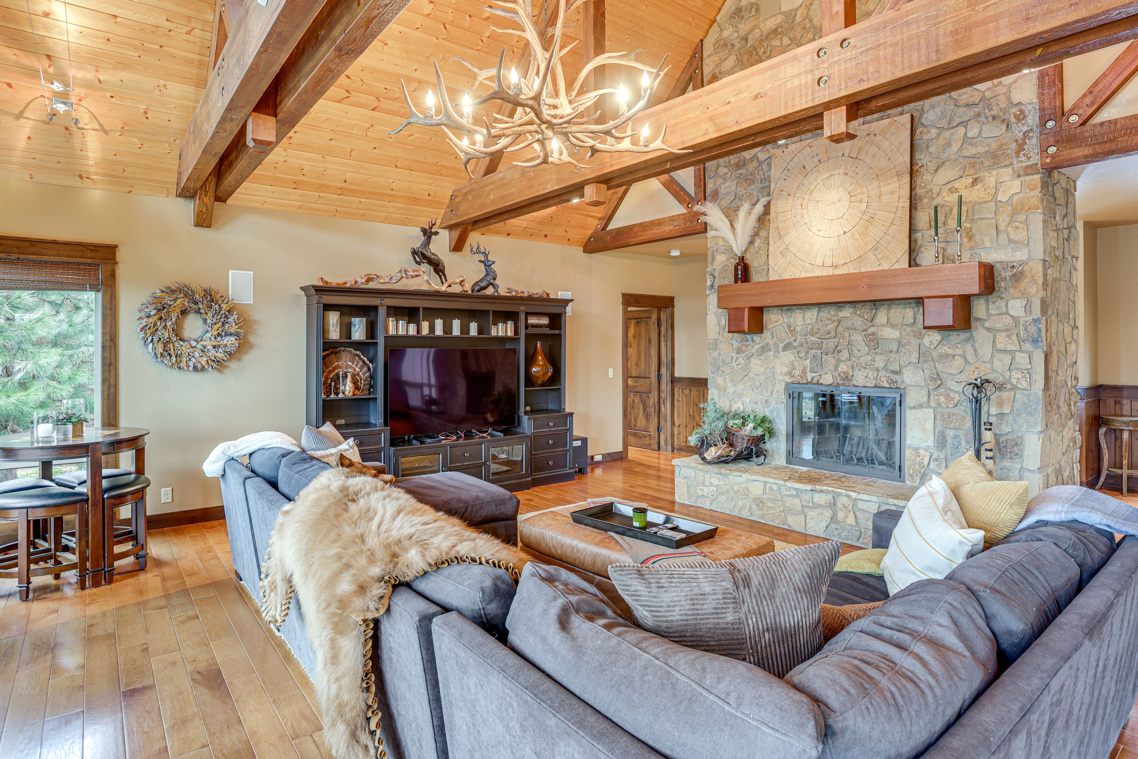 Bend Vacation Rental | 4BR | 3.5BA | 2,903 Sq Ft | 2 Steps to Enter