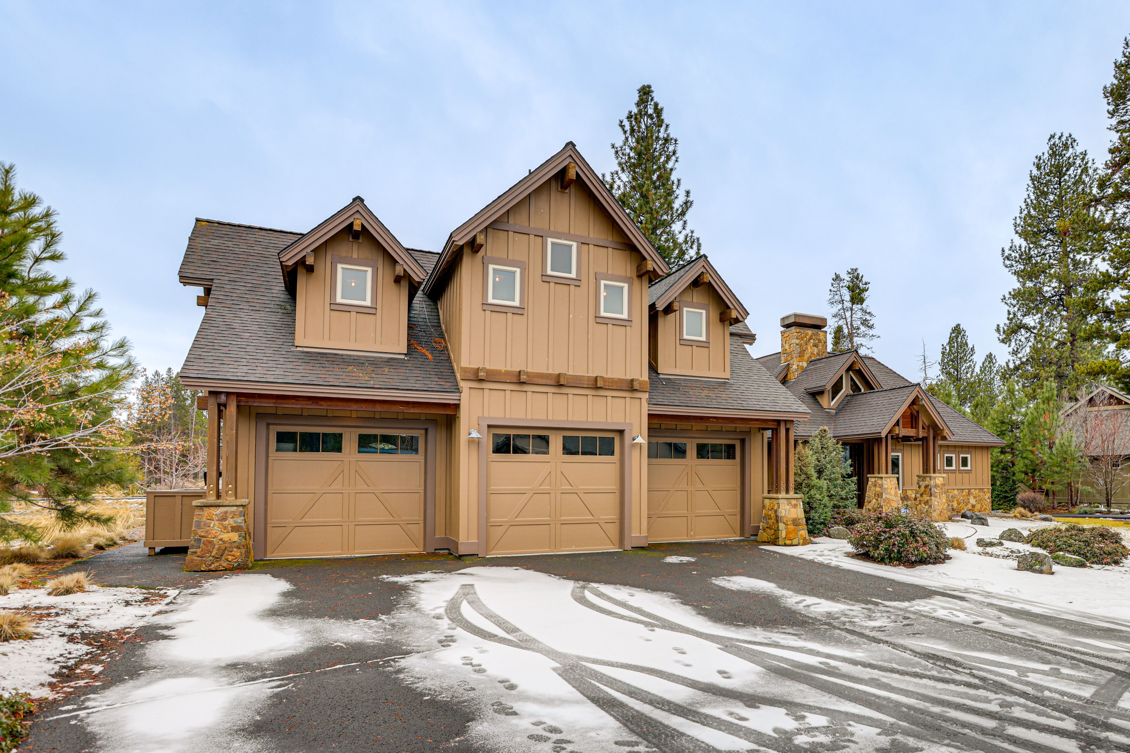 Front Exterior | Parking | Garage (1 Vehicle) | Driveway (2 Vehicles)