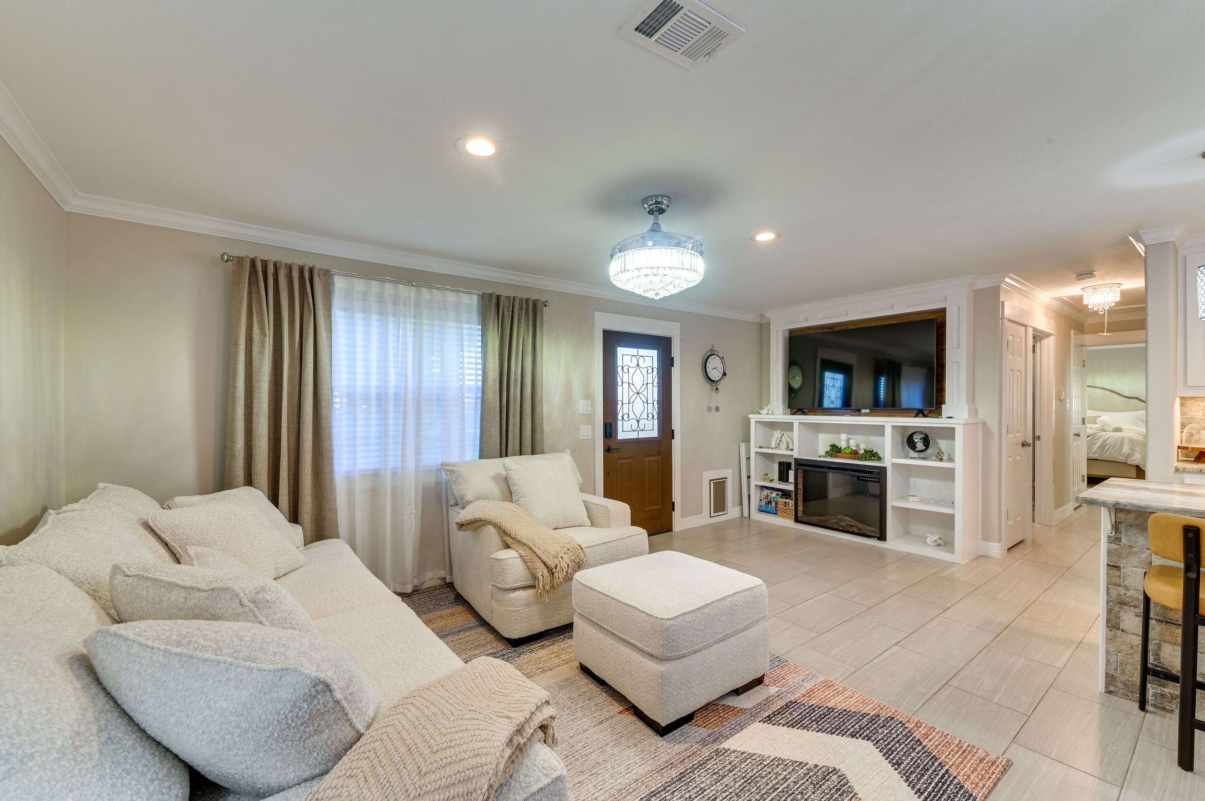 Living Room | Sleeper Sofa | Fireplace | Smart TV