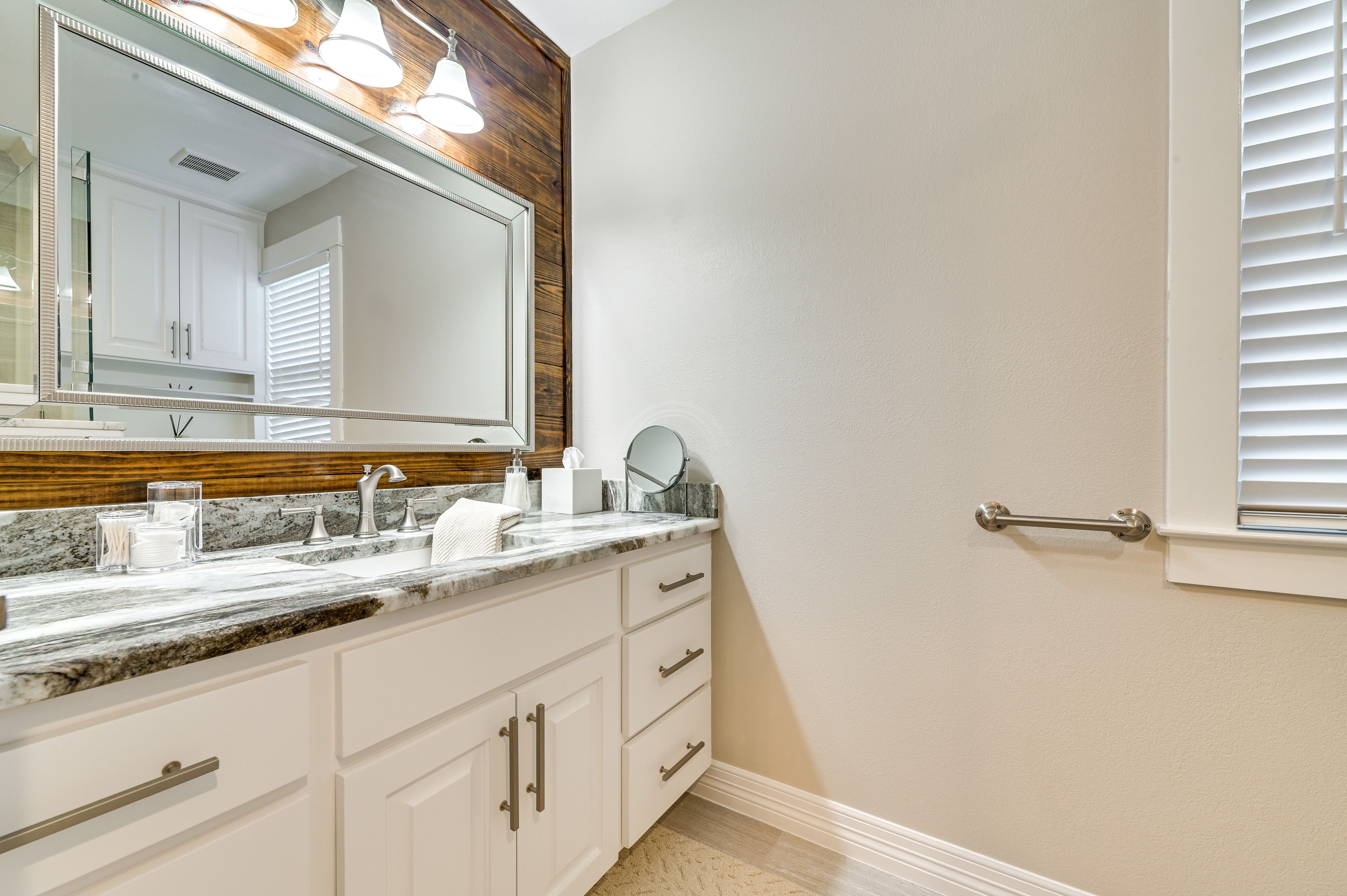 Full Bathroom | Complimentary Toiletries