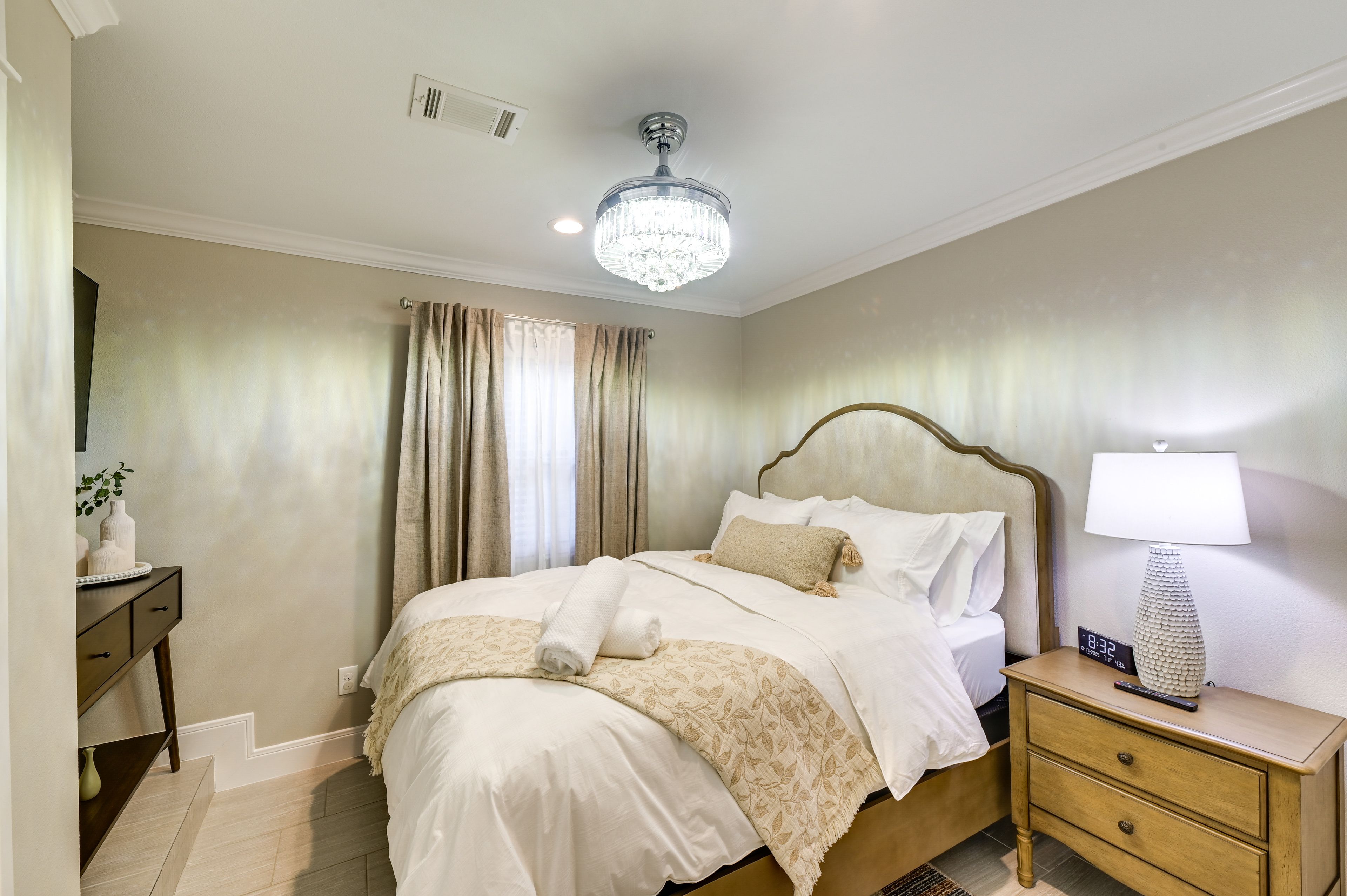 Bedroom 2 | Queen Bed | Smart TV