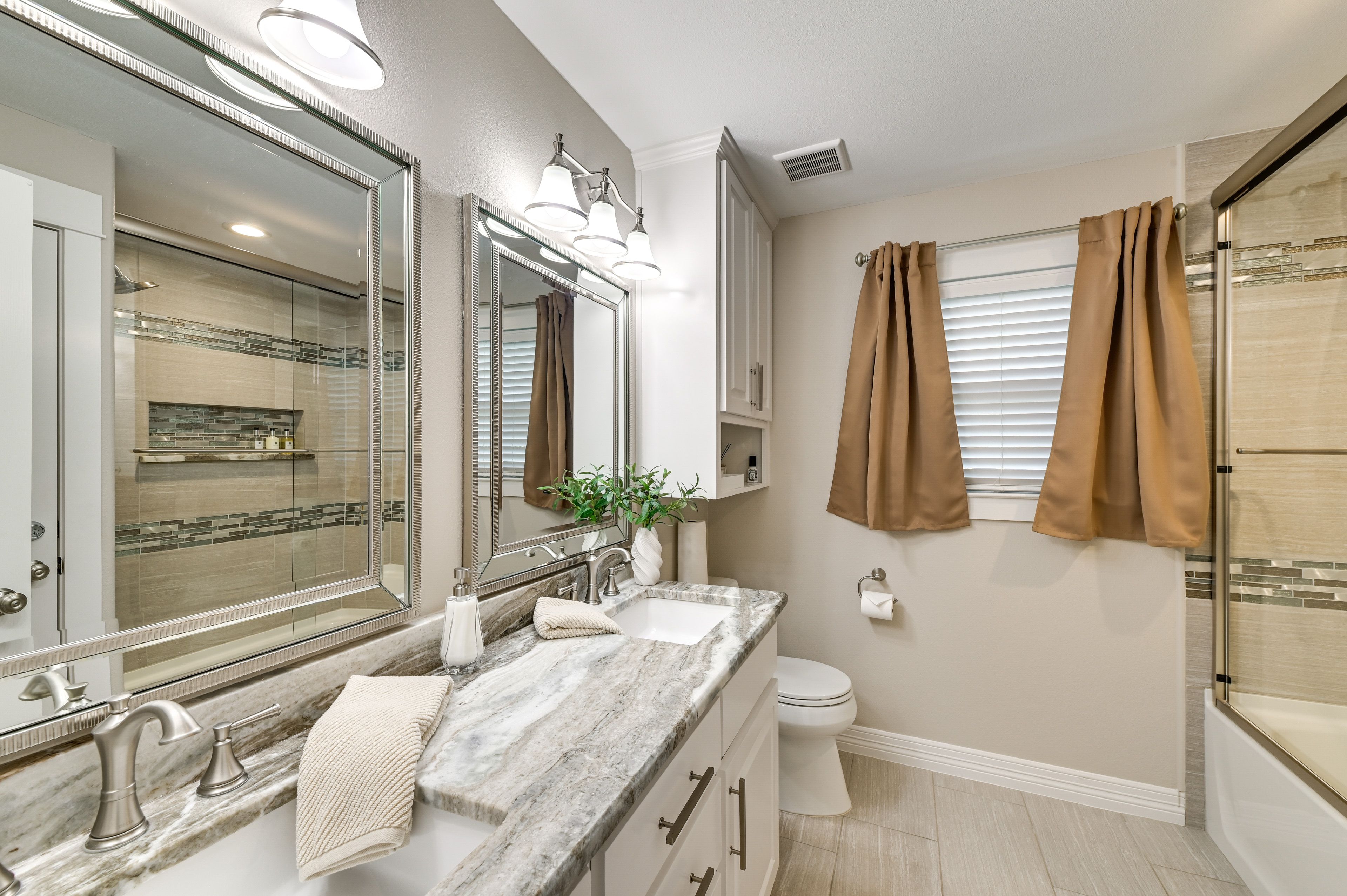 Full Bathroom | Towels Provided