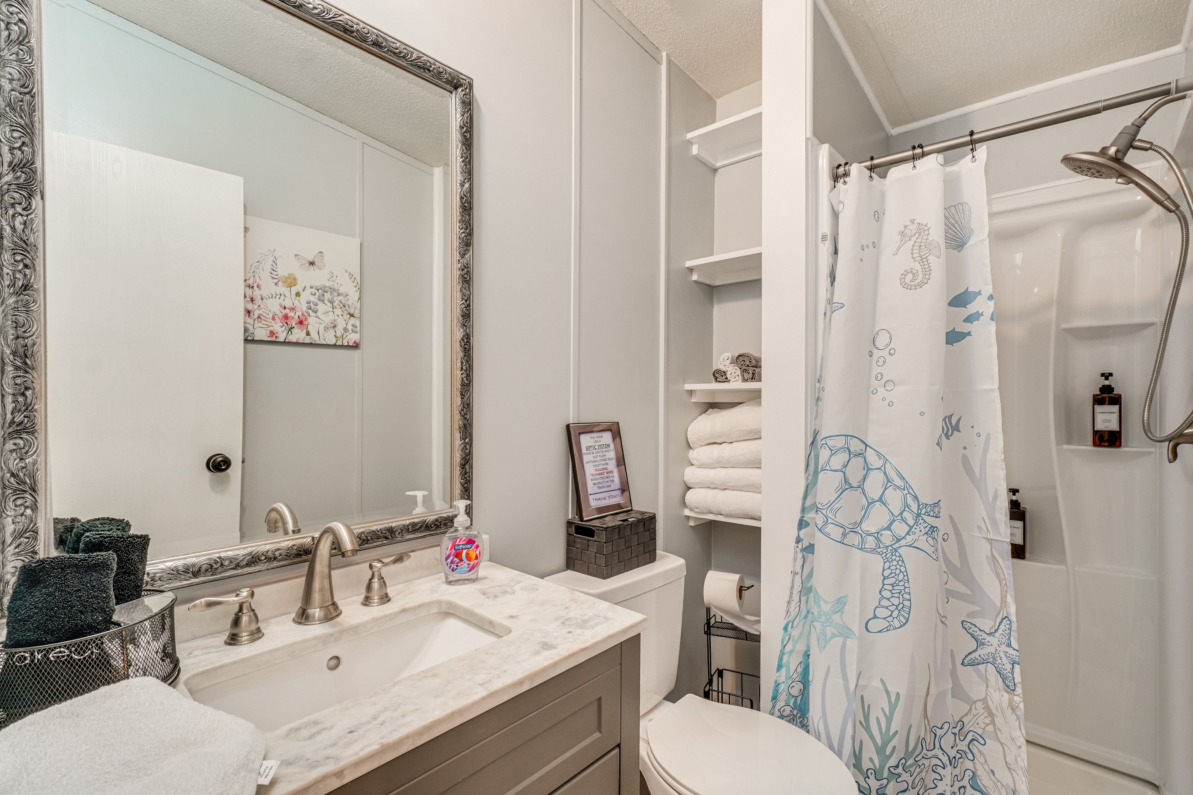 Full Bathroom | Complimentary Toiletries