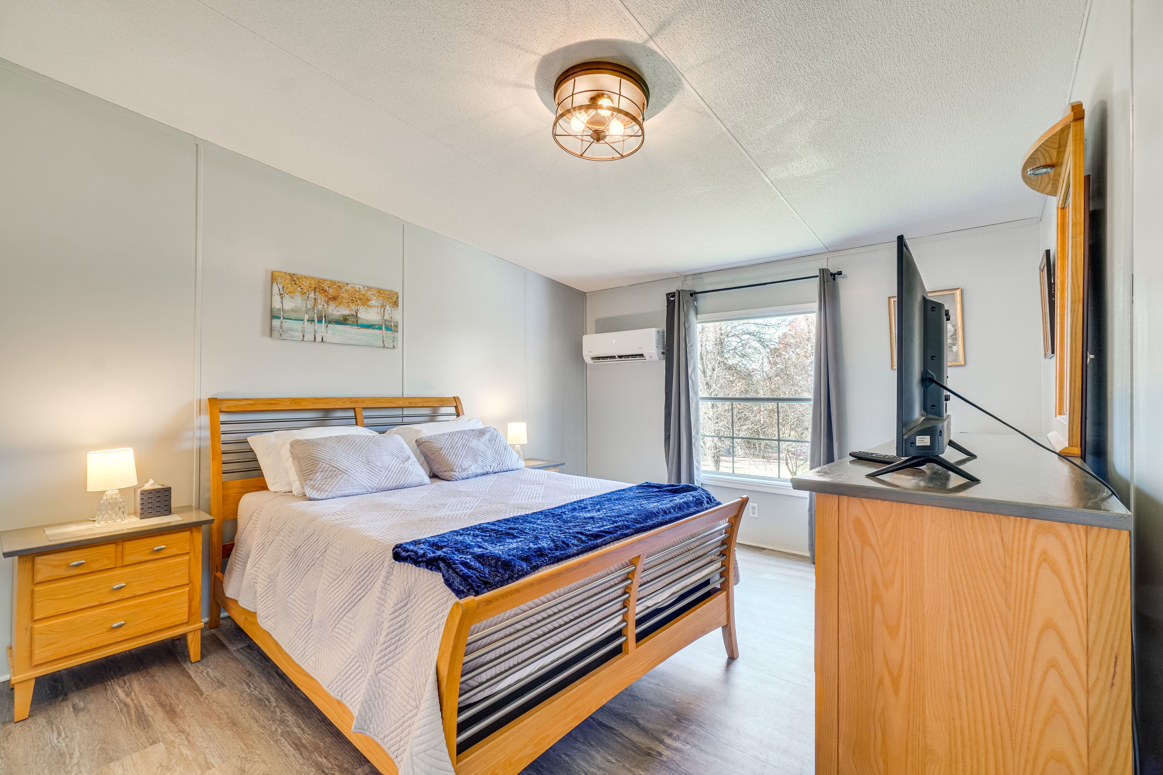 Bedroom 1 | Queen Bed | En-Suite Bathroom