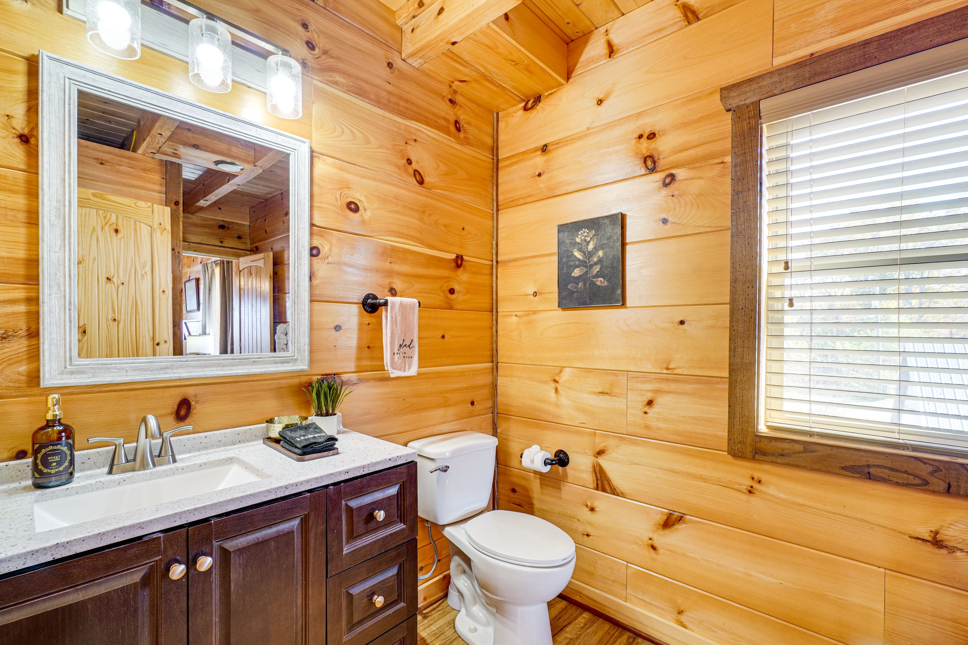 En-Suite Bathroom | Main Level | Towels Provided