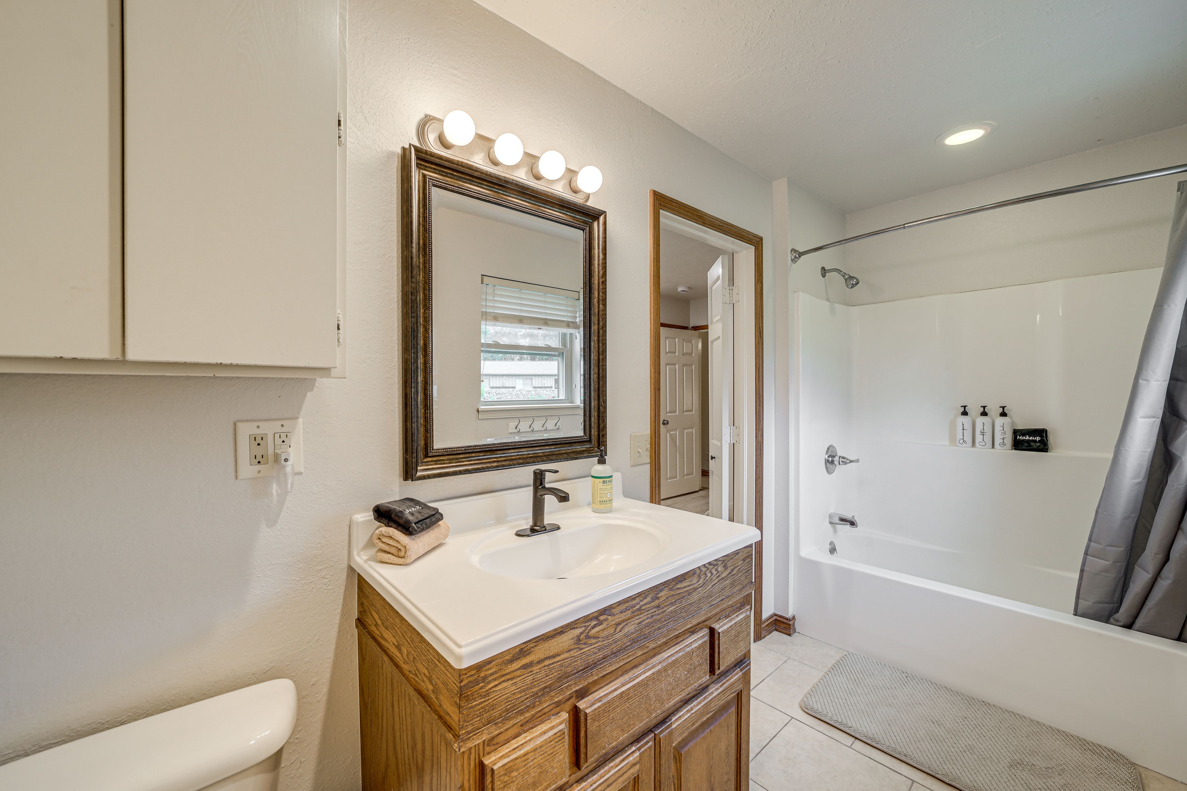 Full Bathroom | Towels Provided