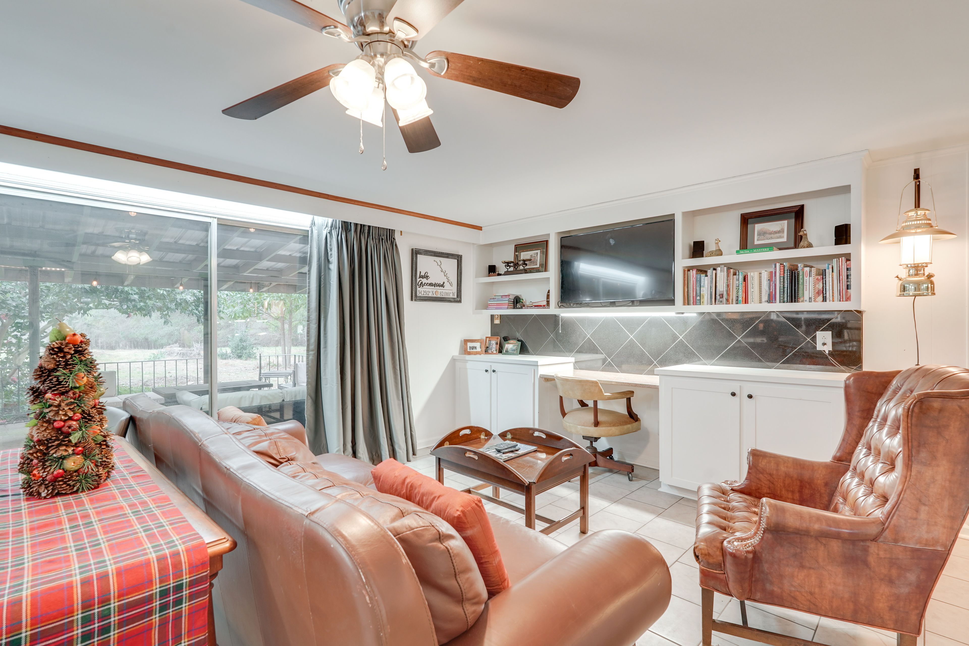 Living Room | Free WiFi | Central Heating & A/C | Smart TV