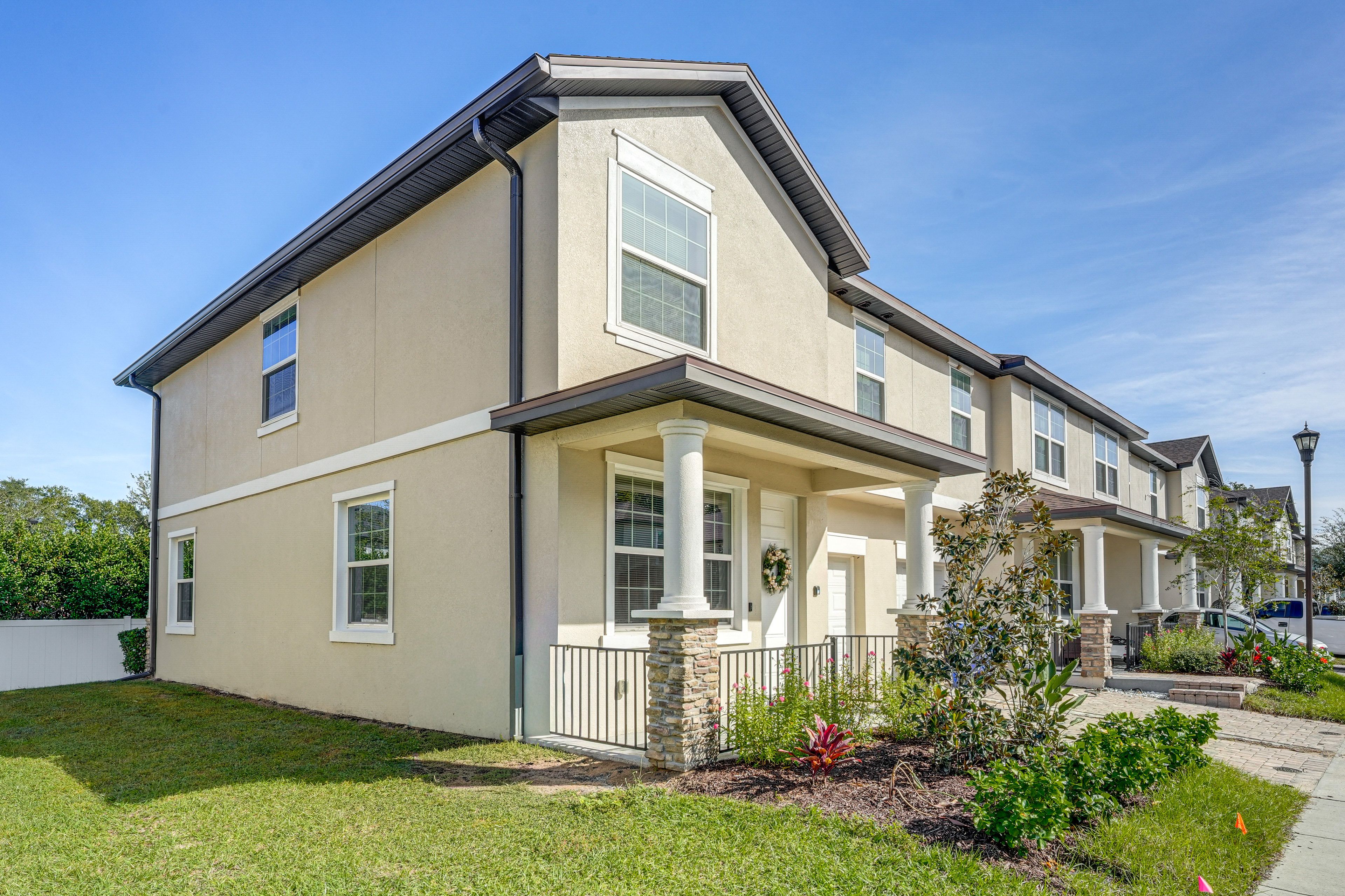 Front Exterior | Parking | Garage (1 Vehicle) | Driveway (1 Vehicle)