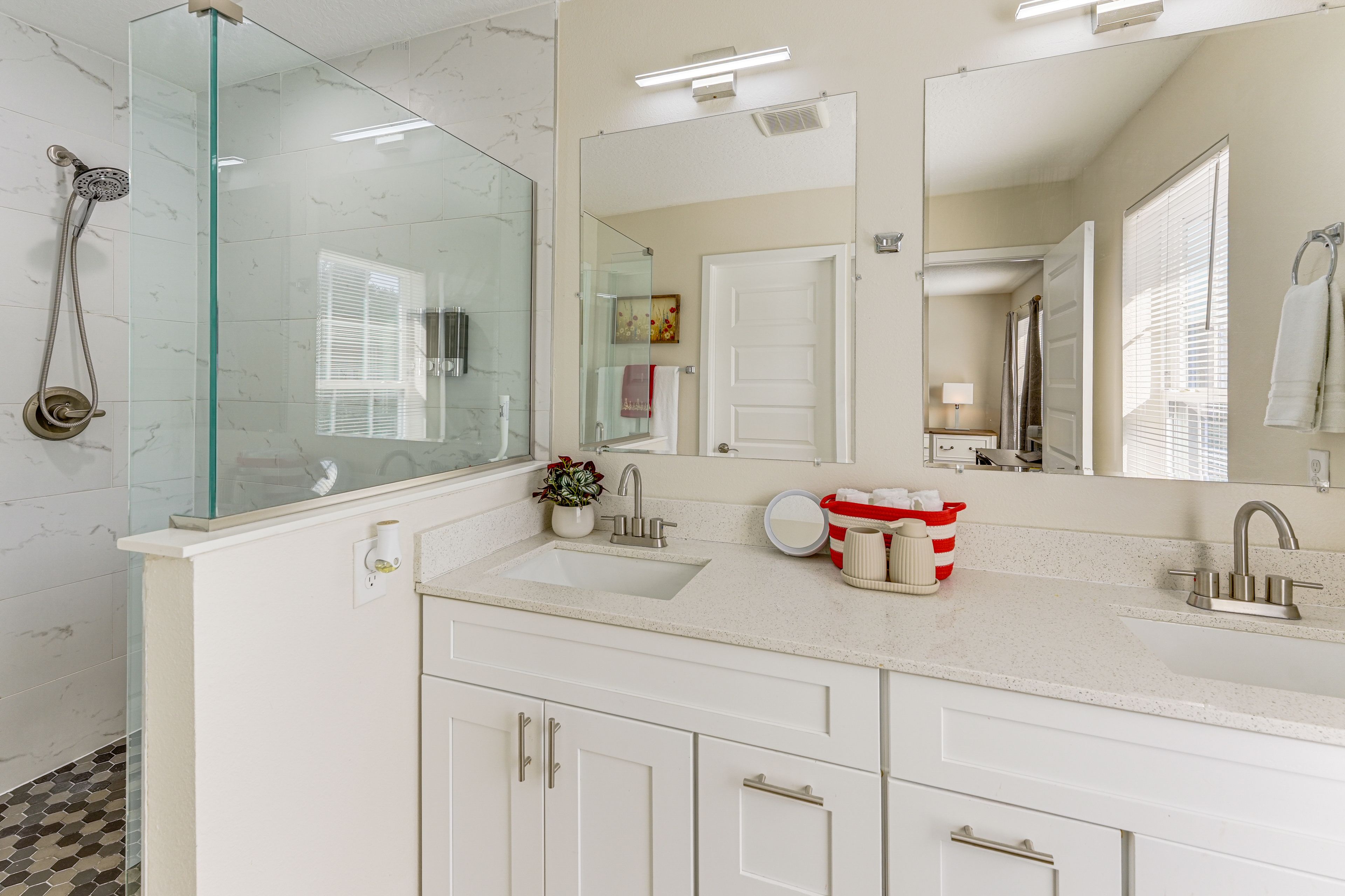En-Suite Bathroom | Towels & Linens Provided | 2nd Floor