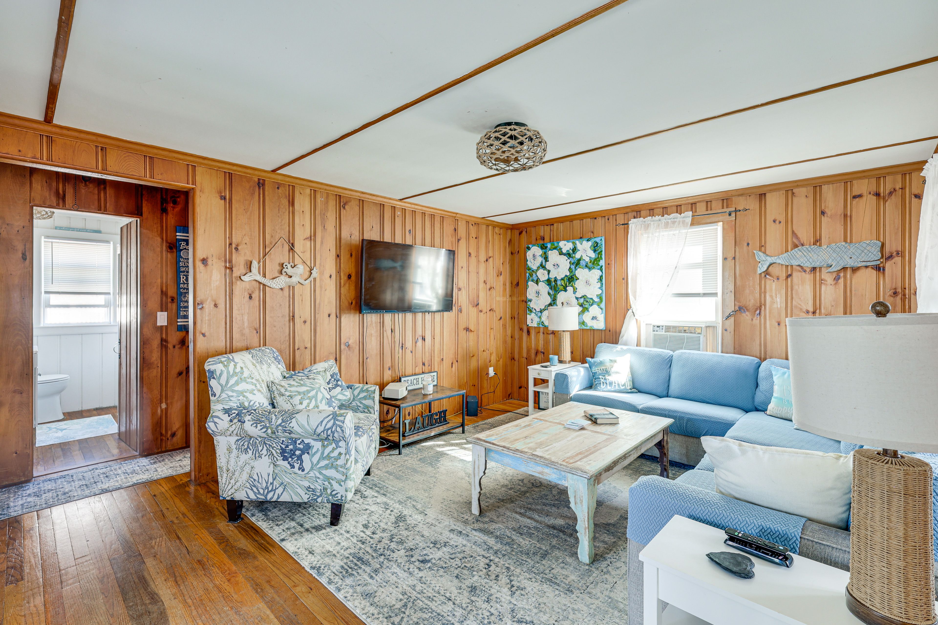 Living Room | Queen Sleeper Sofa | Smart TV | Free WiFi