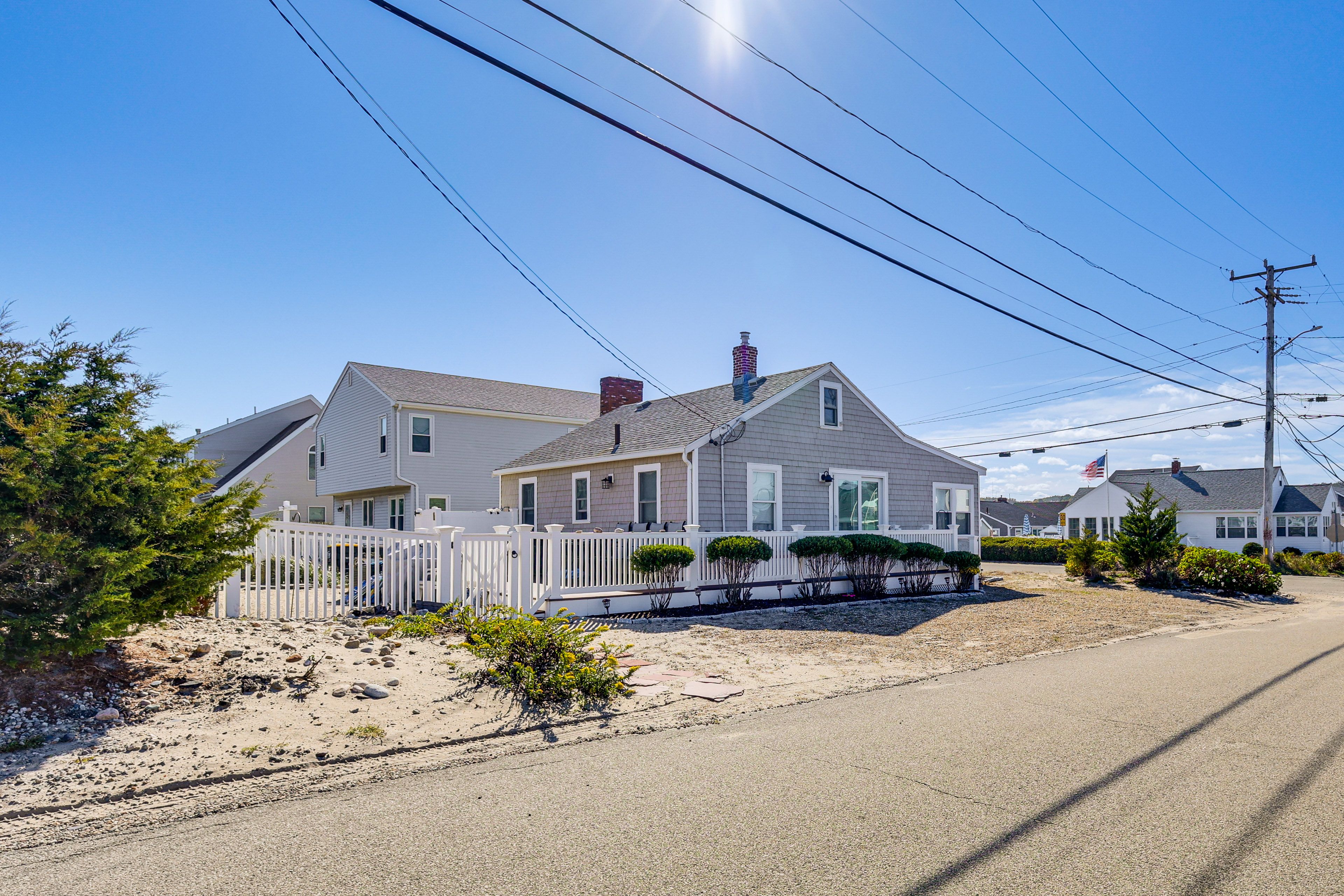 Property Exterior | Driveway (4 Vehicles)