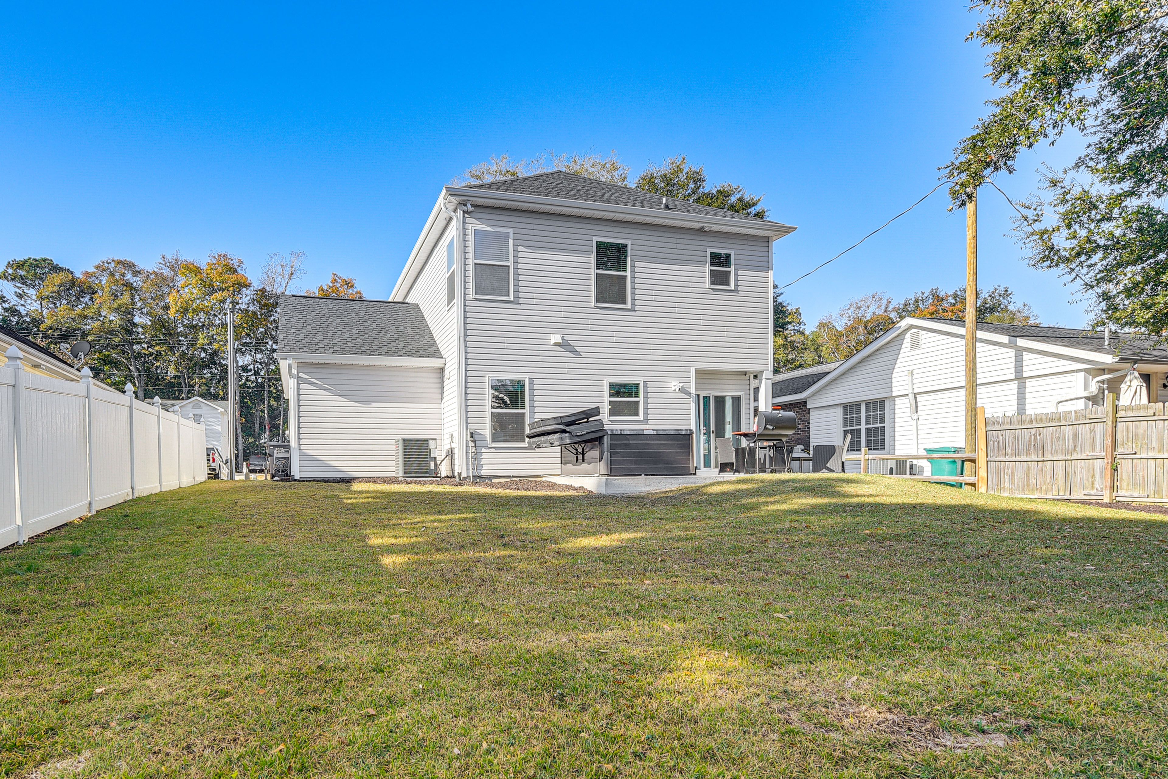 Backyard | 10 Mi to Barefoot Landing