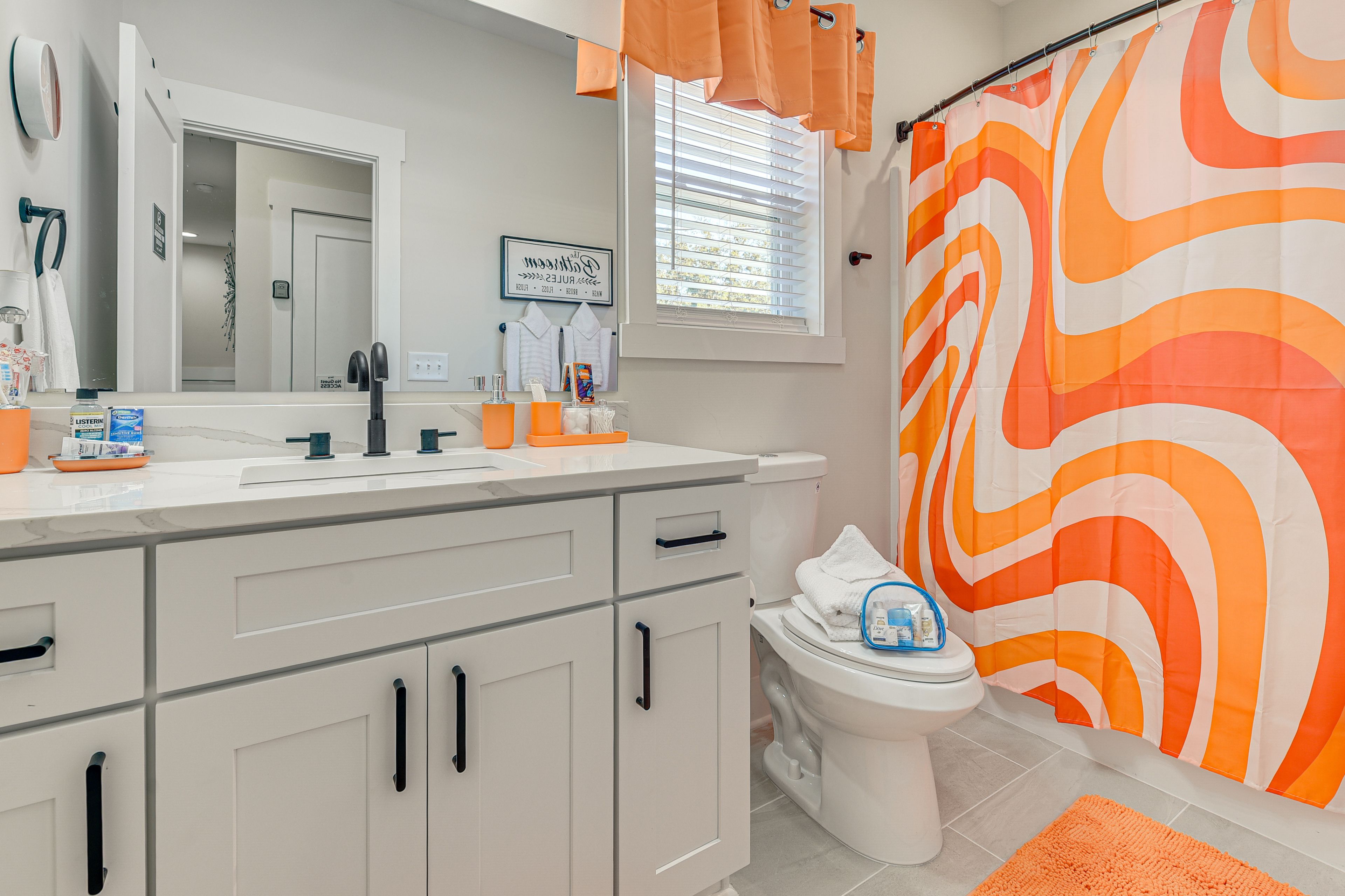 Full Bathroom | 2nd Floor | Complimentary Toiletries | Hair Dryer