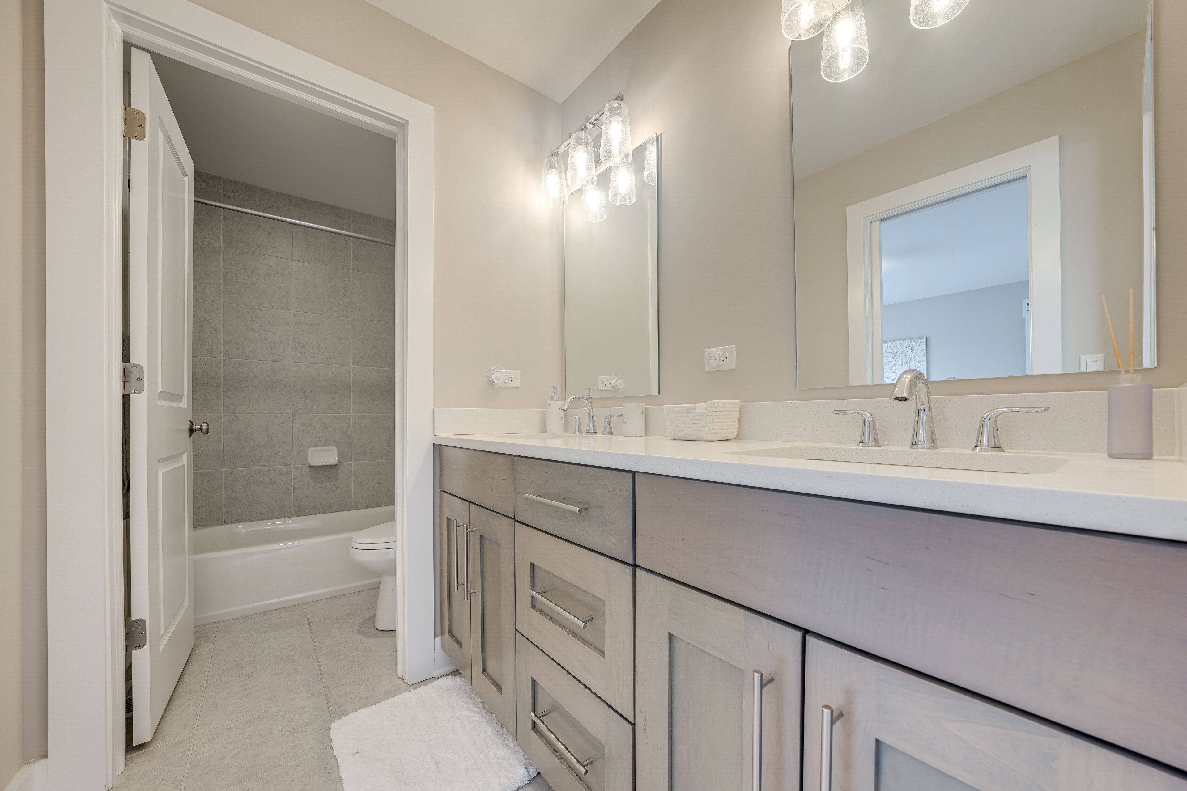 Full Bathroom | Towels Provided | 2nd Floor