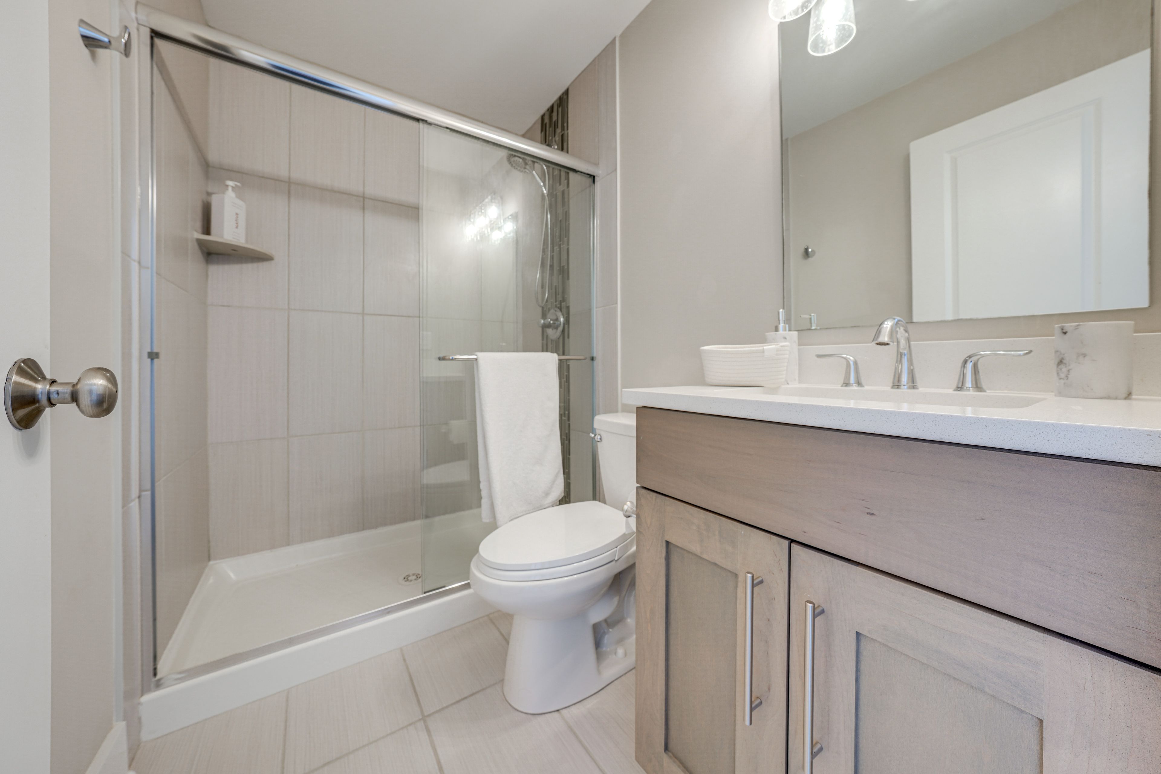 Full Bathroom | 2nd Floor