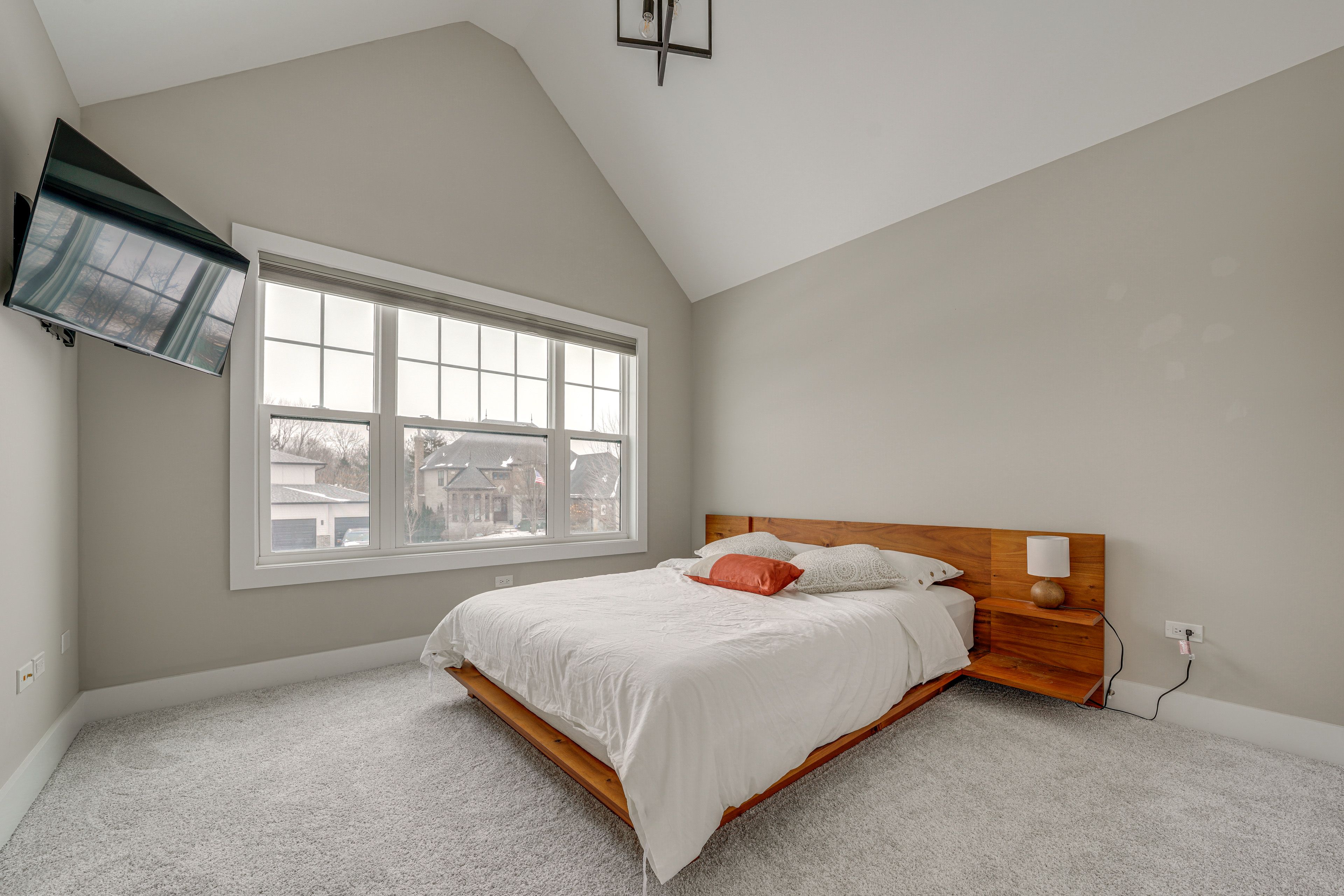 Bedroom 2 | Queen Bed | Smart TV | 2nd Floor