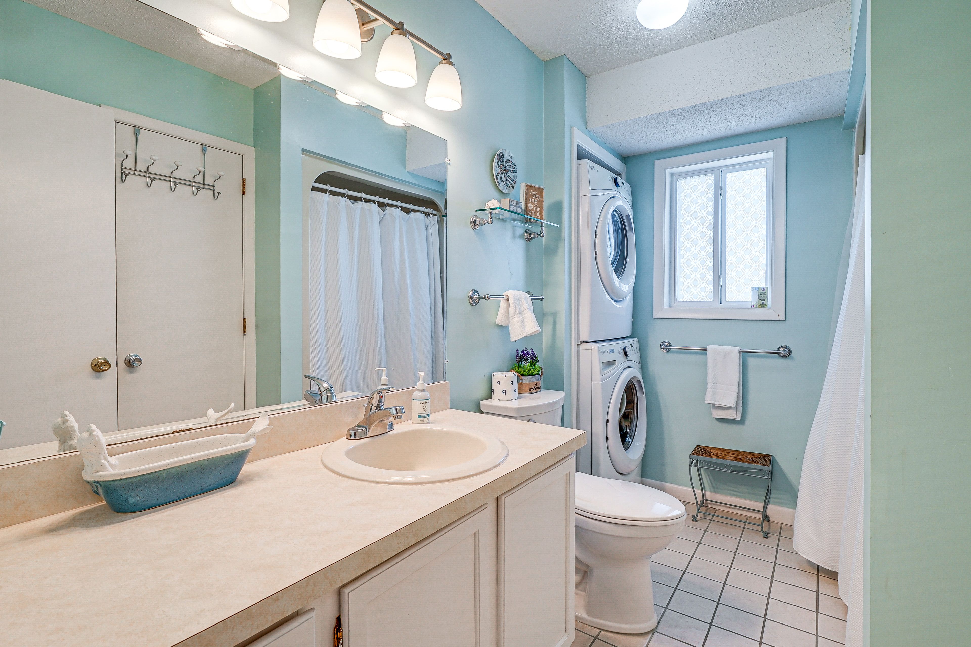 Full Bathroom | Complimentary Toiletries | Towels Provided | Washer/Dryer