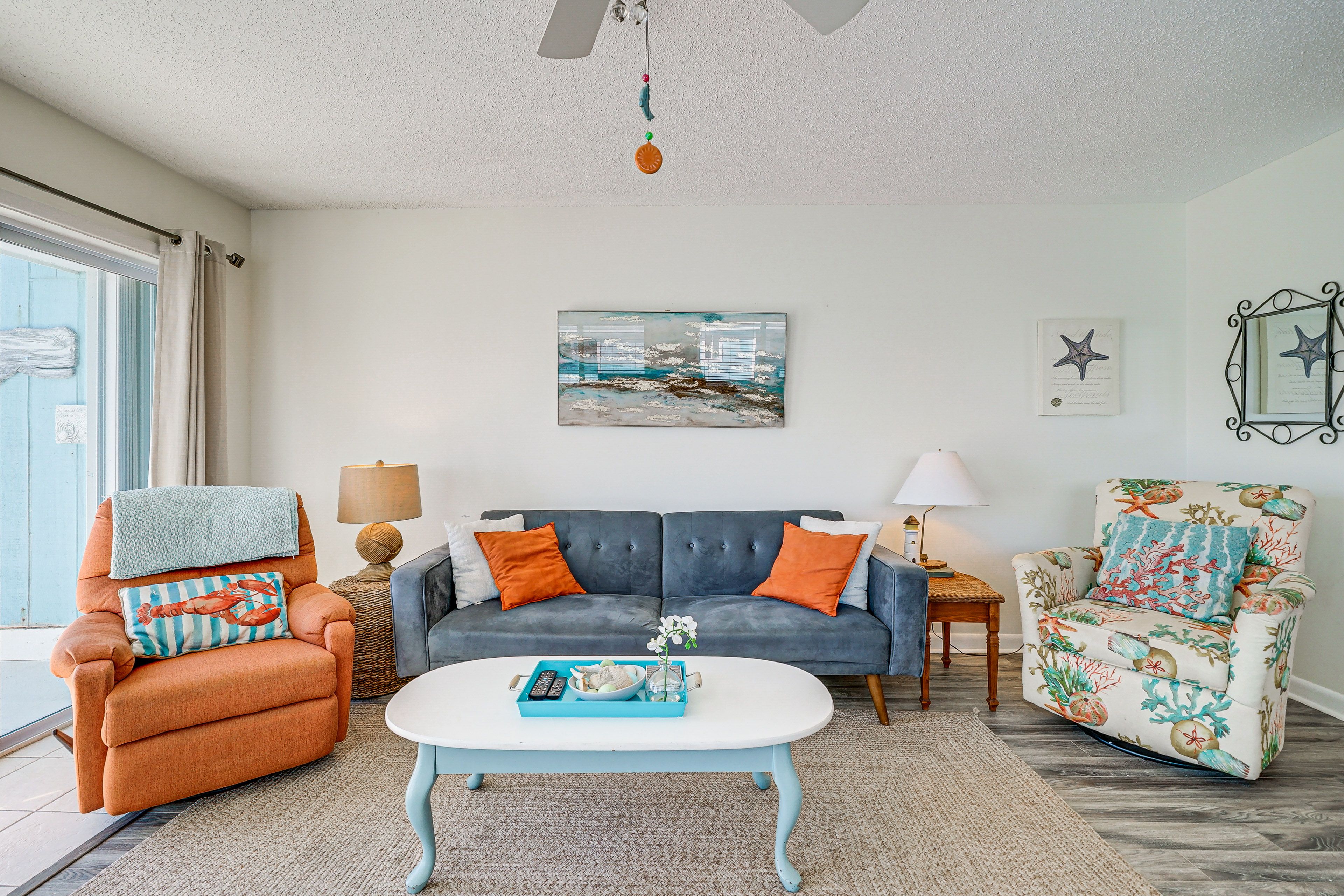 Living Room | Smart TV w/ Cable | Central Heating & A/C | Free WiFi