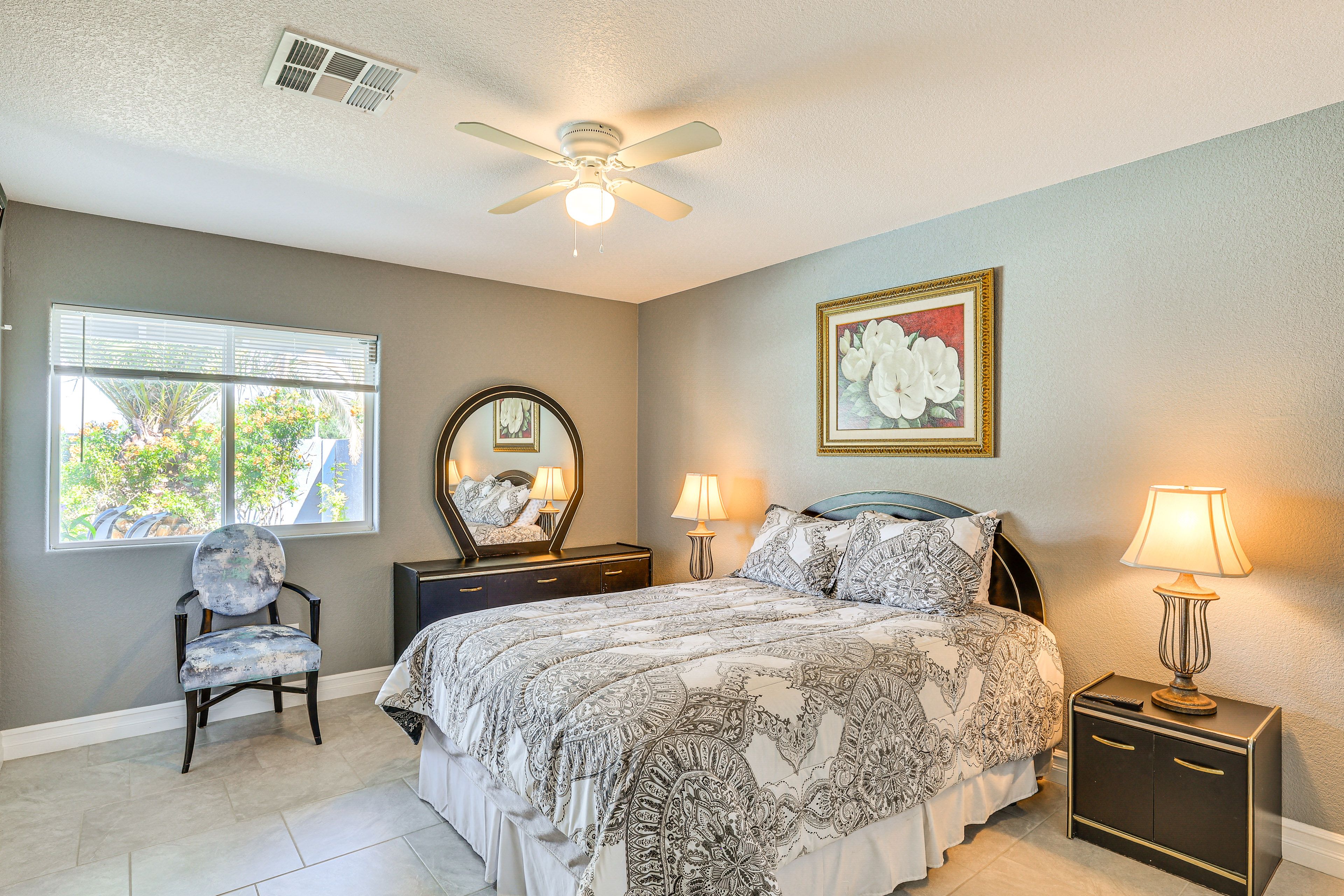 Bedroom 1 | Queen Bed