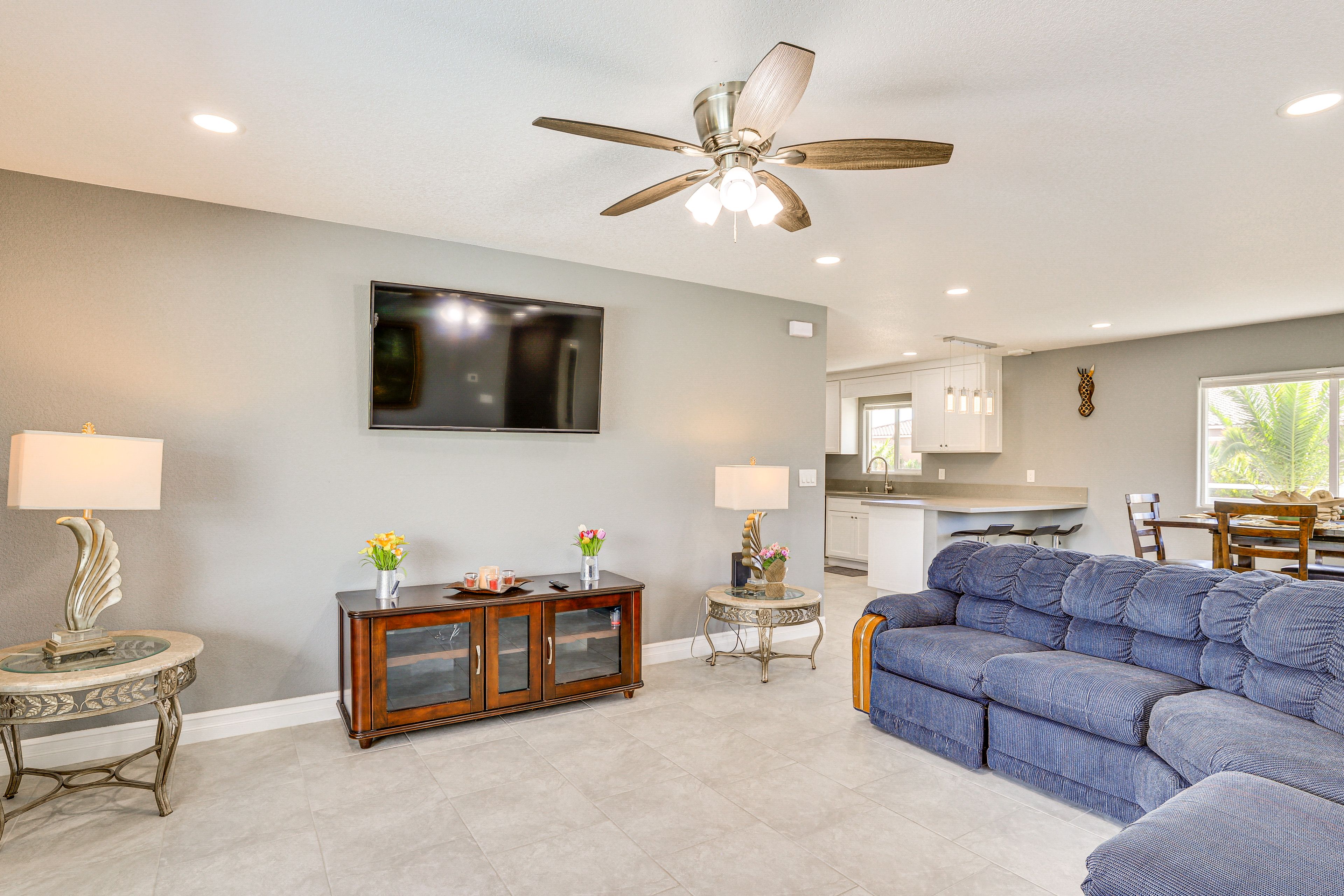 Living Room | Free WiFi | Smart TV | Central A/C