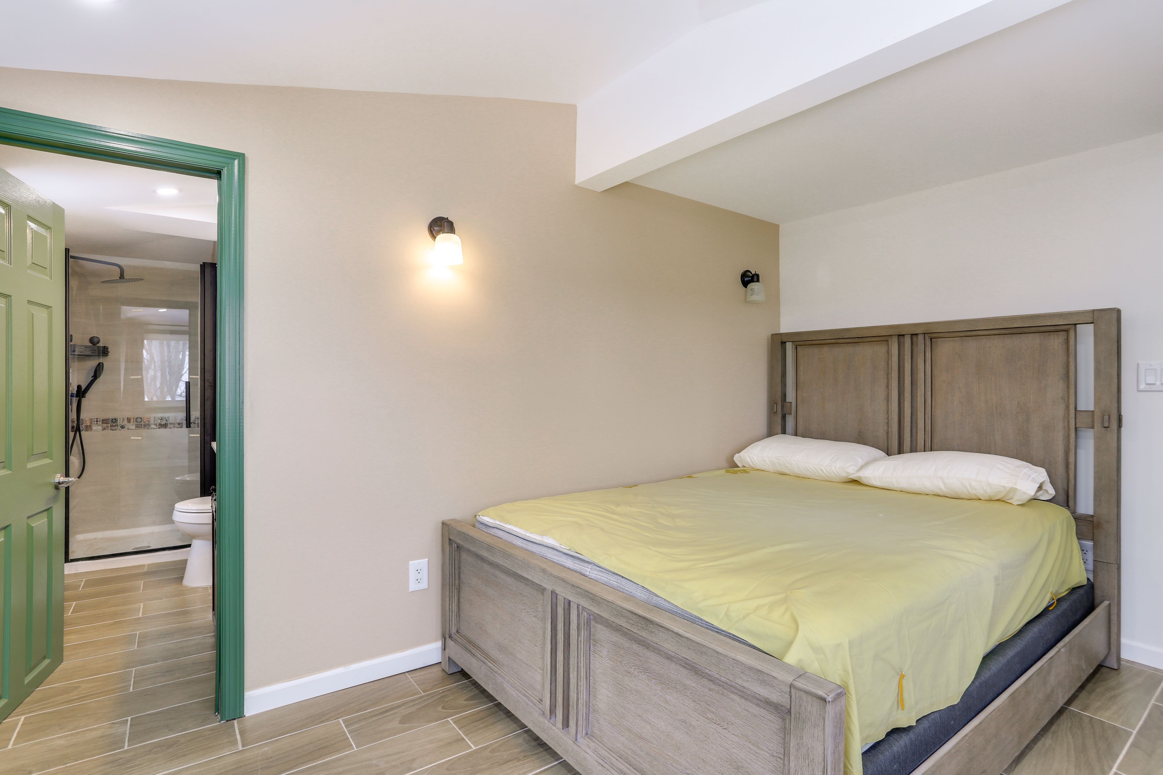 Bedroom | Queen Bed | Main Floor