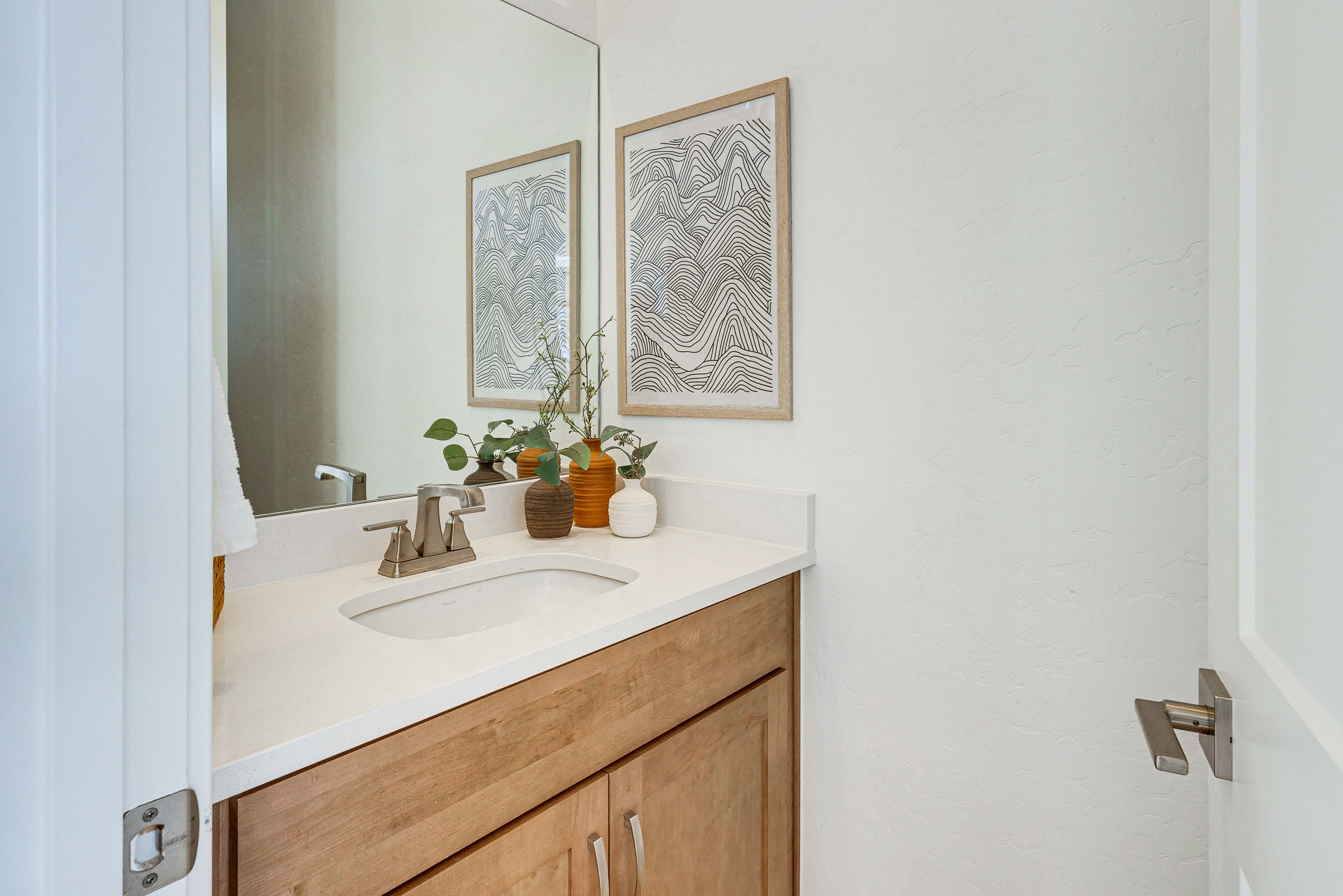 Half Bathroom | 1st Floor | Towels Provided