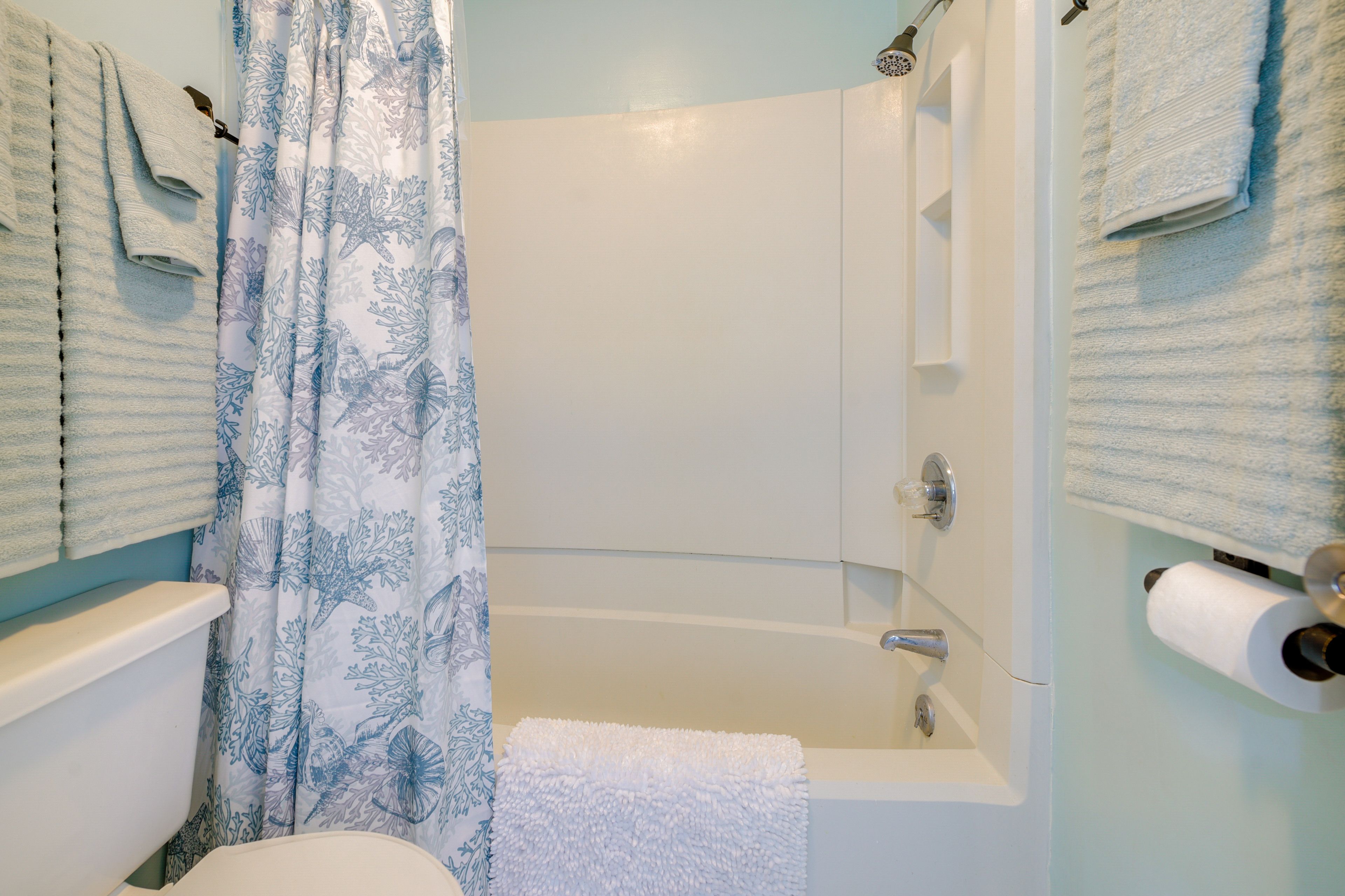 Full Bathroom | Towels Provided