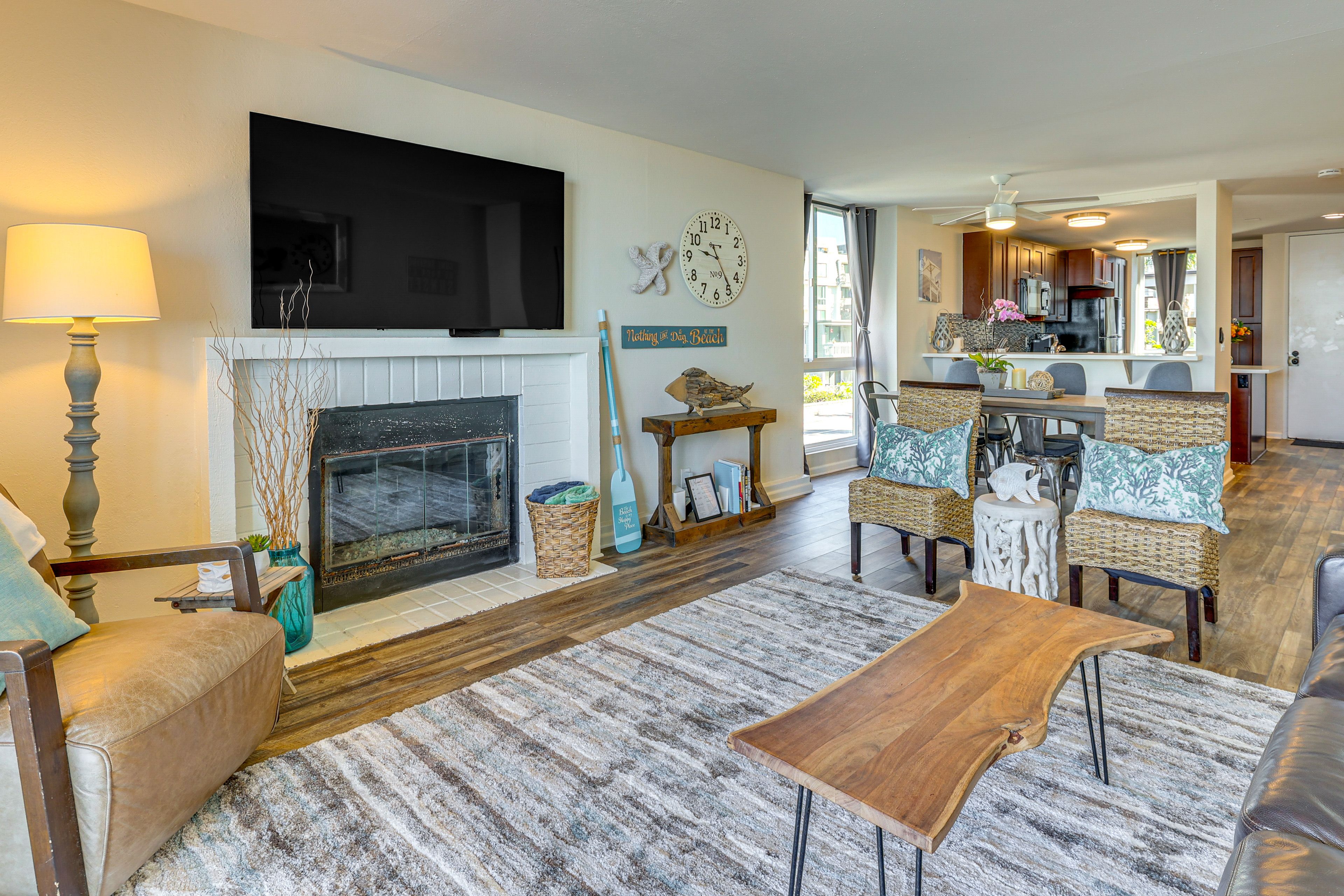 Living Room | Full Sleeper Sofa | Seasonal Fireplace | Smart TV | Free WiFi