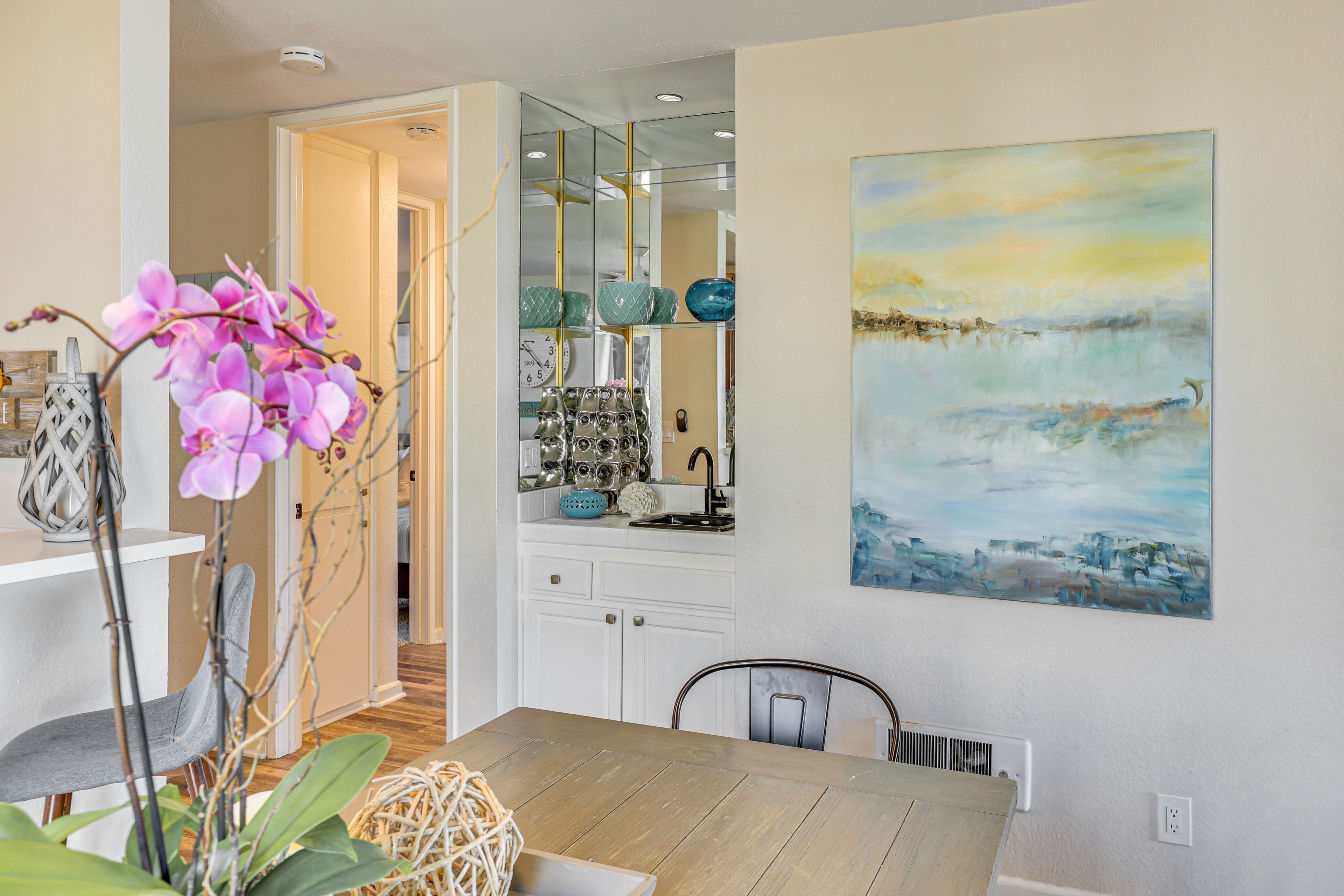 Dining Area | Wet Bar